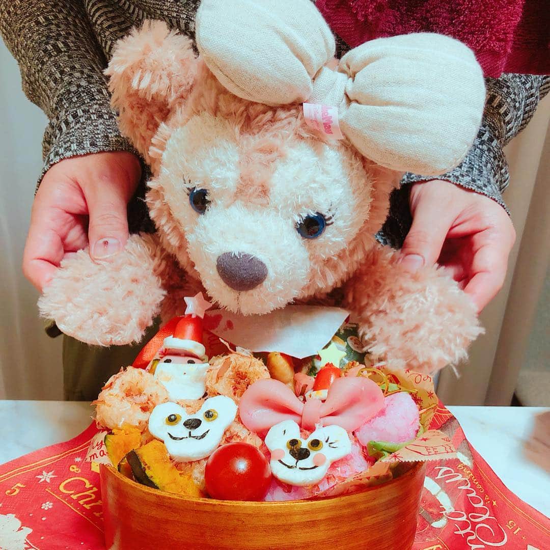 倉岡生夏さんのインスタグラム写真 - (倉岡生夏Instagram)「載せてなかった愛されキャラ弁講座❣️ #ダッフィー お弁当❣️ とってもとっても可愛い作れました。私の好きなキャラクターでもある。w 今日生徒さんに、「キャラ弁ってどんなもので色つけてるんですか？」 と聞かれたんですが、ダッフィーは、おかかやしょうゆ❣️シェリーメイちゃんは桜デンプン、おかか！ だからキャラおにぎりは食べても美味しいんですよ〜❣️えみり先生のキャラ弁は食べても美味しく、可愛く、簡単❣️が特徴❣️ 今月はマイメロちゃん❣️私も楽しみ〜。❤️ 本日も愛され和食レッスンありがとうございました(^^) ・ ・ ・  #シェリーメイ #ディズニー #ディズニー好き #ダッフィー弁当 #ダッフィー風 #キャラ弁 #キャラ弁教室 #キャラ弁部 #キャラ弁当作り #キャラ弁初心者  #お弁当記録 #お弁当 #料理教室 #港区 #料理研究家倉岡生夏 #お弁当作り #お弁当の記録 #可愛い #愛され女子 #料理 #料理好きな人と繋がりたい #cooking #daffy #pretty #kyaraben #disney #ダッフィー好きと繋がりたい#love」3月28日 5時55分 - kinatty.land