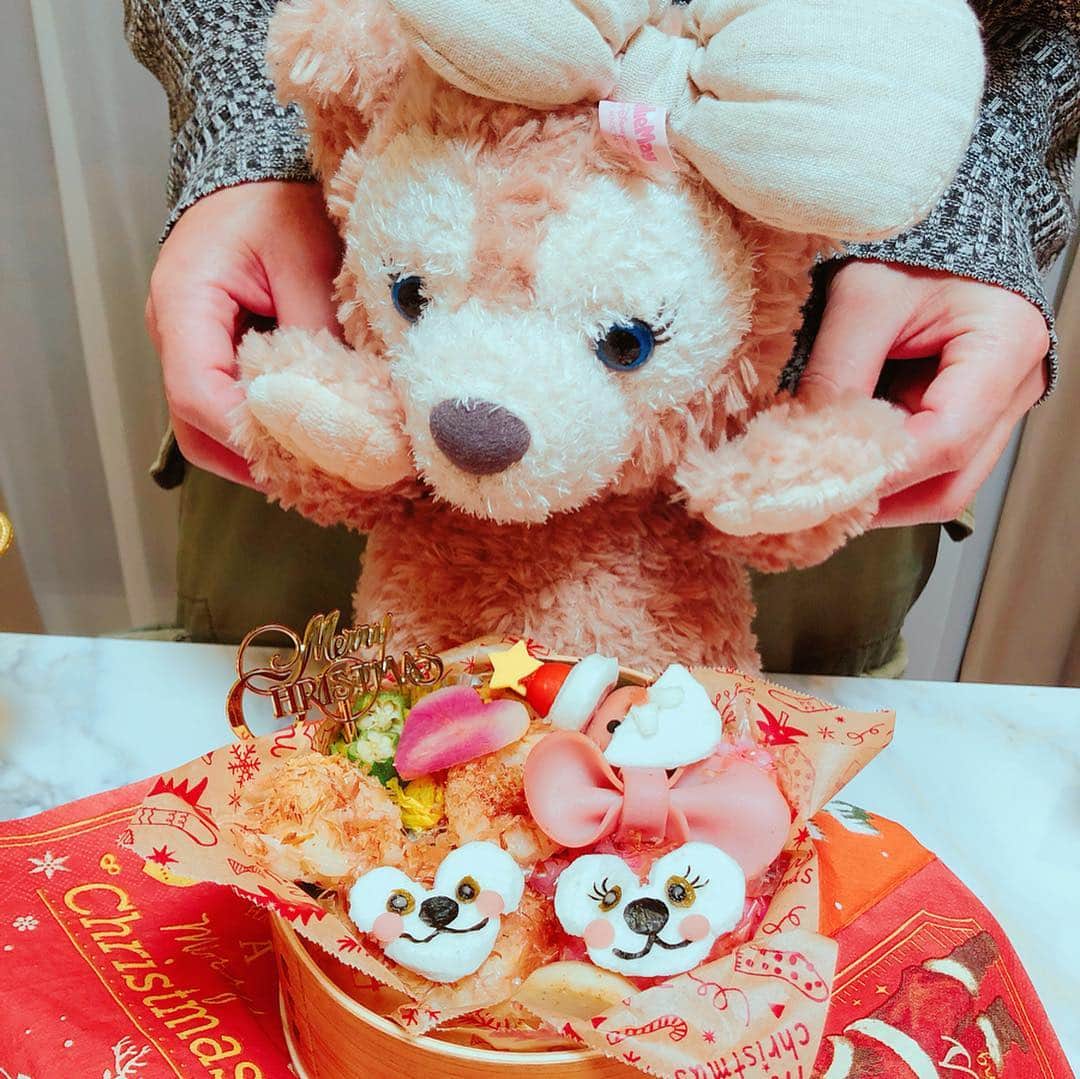 倉岡生夏さんのインスタグラム写真 - (倉岡生夏Instagram)「載せてなかった愛されキャラ弁講座❣️ #ダッフィー お弁当❣️ とってもとっても可愛い作れました。私の好きなキャラクターでもある。w 今日生徒さんに、「キャラ弁ってどんなもので色つけてるんですか？」 と聞かれたんですが、ダッフィーは、おかかやしょうゆ❣️シェリーメイちゃんは桜デンプン、おかか！ だからキャラおにぎりは食べても美味しいんですよ〜❣️えみり先生のキャラ弁は食べても美味しく、可愛く、簡単❣️が特徴❣️ 今月はマイメロちゃん❣️私も楽しみ〜。❤️ 本日も愛され和食レッスンありがとうございました(^^) ・ ・ ・  #シェリーメイ #ディズニー #ディズニー好き #ダッフィー弁当 #ダッフィー風 #キャラ弁 #キャラ弁教室 #キャラ弁部 #キャラ弁当作り #キャラ弁初心者  #お弁当記録 #お弁当 #料理教室 #港区 #料理研究家倉岡生夏 #お弁当作り #お弁当の記録 #可愛い #愛され女子 #料理 #料理好きな人と繋がりたい #cooking #daffy #pretty #kyaraben #disney #ダッフィー好きと繋がりたい#love」3月28日 5時55分 - kinatty.land