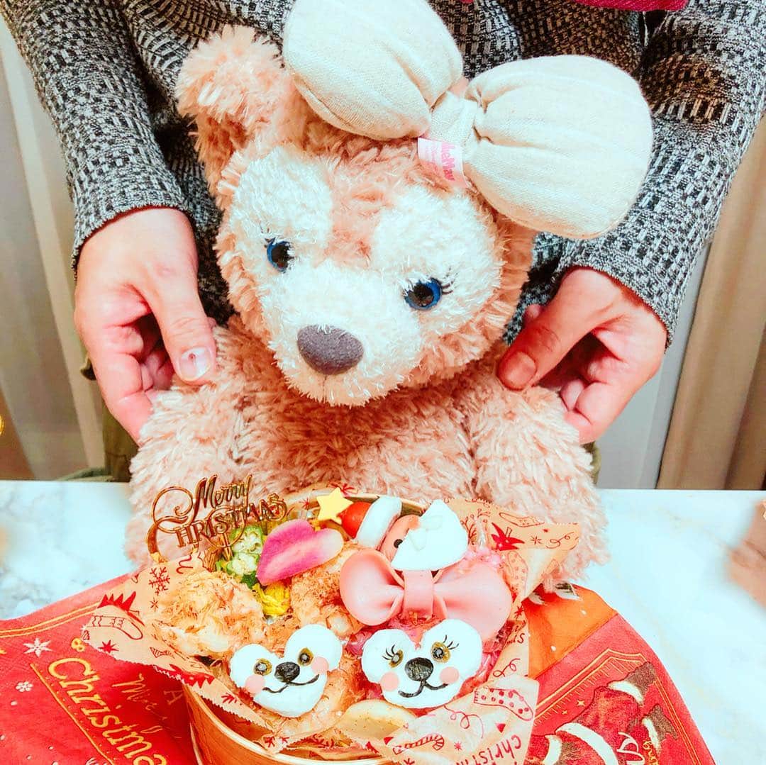 倉岡生夏さんのインスタグラム写真 - (倉岡生夏Instagram)「載せてなかった愛されキャラ弁講座❣️ #ダッフィー お弁当❣️ とってもとっても可愛い作れました。私の好きなキャラクターでもある。w 今日生徒さんに、「キャラ弁ってどんなもので色つけてるんですか？」 と聞かれたんですが、ダッフィーは、おかかやしょうゆ❣️シェリーメイちゃんは桜デンプン、おかか！ だからキャラおにぎりは食べても美味しいんですよ〜❣️えみり先生のキャラ弁は食べても美味しく、可愛く、簡単❣️が特徴❣️ 今月はマイメロちゃん❣️私も楽しみ〜。❤️ 本日も愛され和食レッスンありがとうございました(^^) ・ ・ ・  #シェリーメイ #ディズニー #ディズニー好き #ダッフィー弁当 #ダッフィー風 #キャラ弁 #キャラ弁教室 #キャラ弁部 #キャラ弁当作り #キャラ弁初心者  #お弁当記録 #お弁当 #料理教室 #港区 #料理研究家倉岡生夏 #お弁当作り #お弁当の記録 #可愛い #愛され女子 #料理 #料理好きな人と繋がりたい #cooking #daffy #pretty #kyaraben #disney #ダッフィー好きと繋がりたい#love」3月28日 5時55分 - kinatty.land