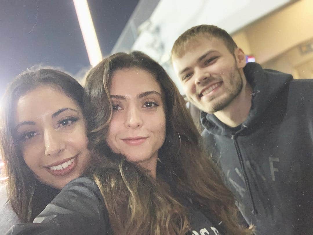ジャック・レイ・パイルズのインスタグラム：「me and my friends went to a dodger game just to eat hotdogs and nachos.... how was your Tuesday?」