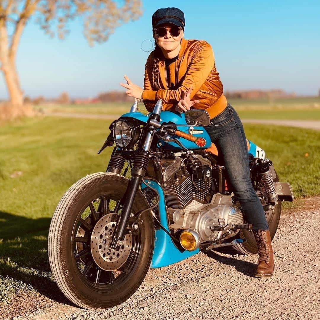 Harley-Davidsonさんのインスタグラム写真 - (Harley-DavidsonInstagram)「Today’s forecast: bright, blue rides. 🔹🔷 🏍 @littlebluestories  #FindYourFreedom #HarleyDavidson #Sportster #CafeRacer」3月28日 6時00分 - harleydavidson