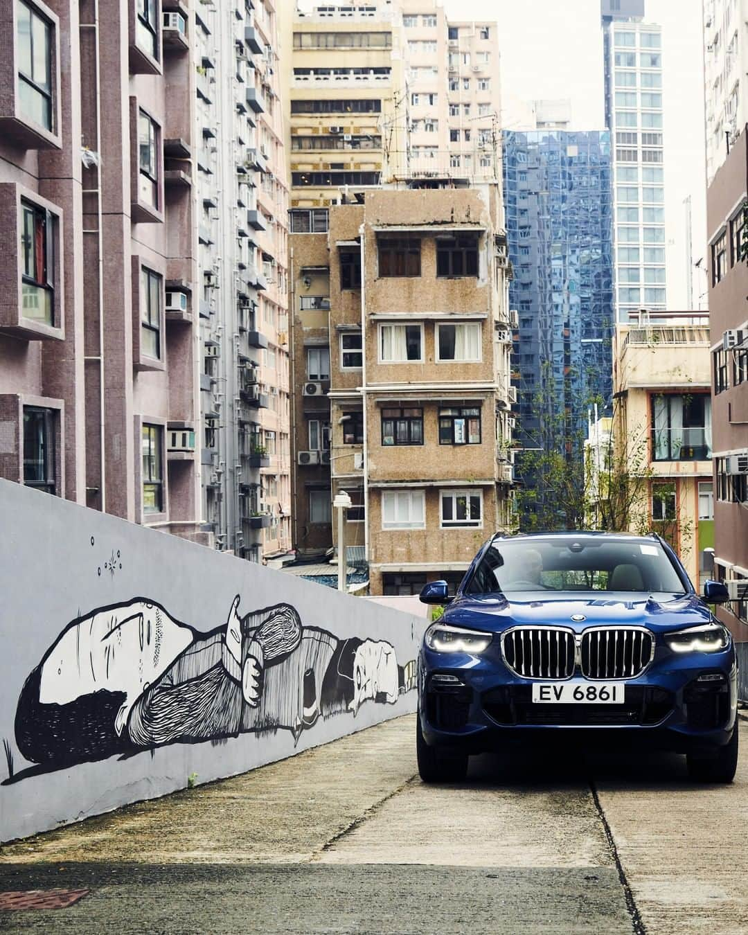 BMWさんのインスタグラム写真 - (BMWInstagram)「Mural artist @brianwooden discovering the coolest street art spots in Hong Kong with the BMW X5 during @artbasel. #BMW #X5 @BMWGroupCulture @alexsenna」3月28日 6時00分 - bmw