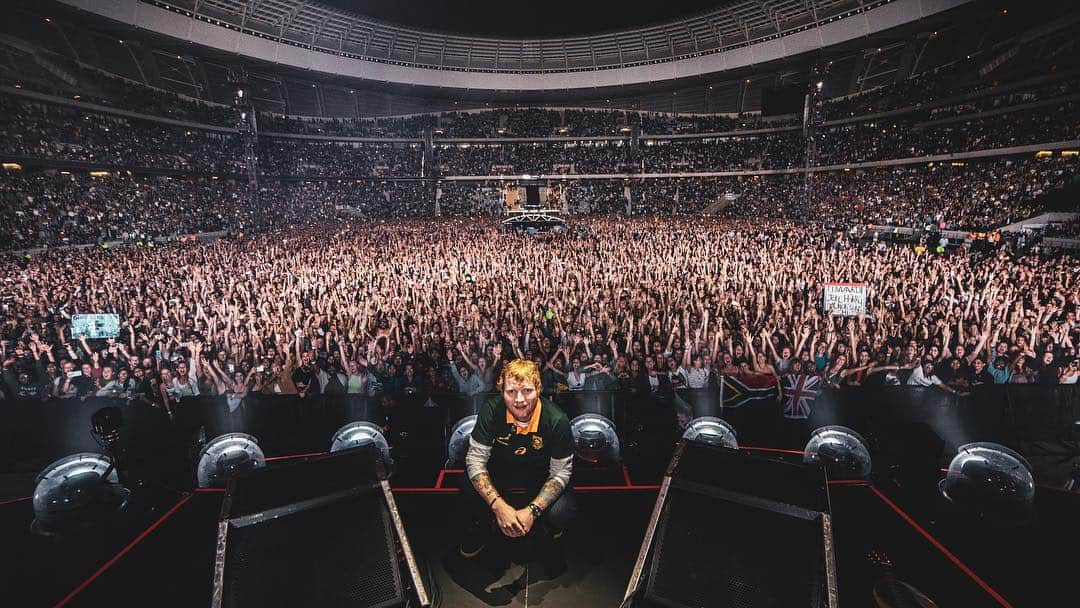 エド・シーランさんのインスタグラム写真 - (エド・シーランInstagram)「Cape Town Night 1 ! 📸 @zakarywalters #dividetour」3月28日 6時05分 - teddysphotos