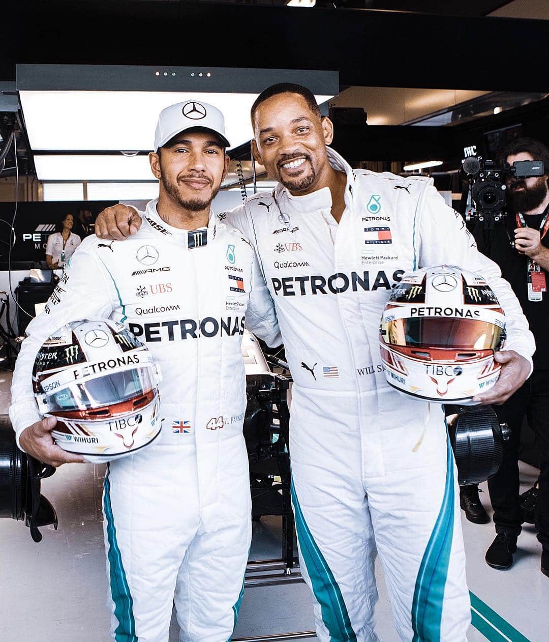 Just Jaredさんのインスタグラム写真 - (Just JaredInstagram)「@willsmith checks race car driving off of his bucket list with some help from @lewishamilton! #WillSmith #LewisHamilton Photo: Facebook Watch」3月28日 6時05分 - justjared