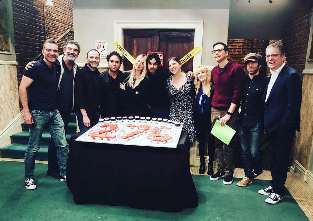 メリッサ・ラウシュのインスタグラム：「Wow wow wow! Can't get over the fact that this episode of @bigbangtheory_cbs ~ #276 ~ officially makes it the longest running mulit-camera sitcom in TV history! Thank you, thank you, thank you to each and every one of you who made that possible! 💖」