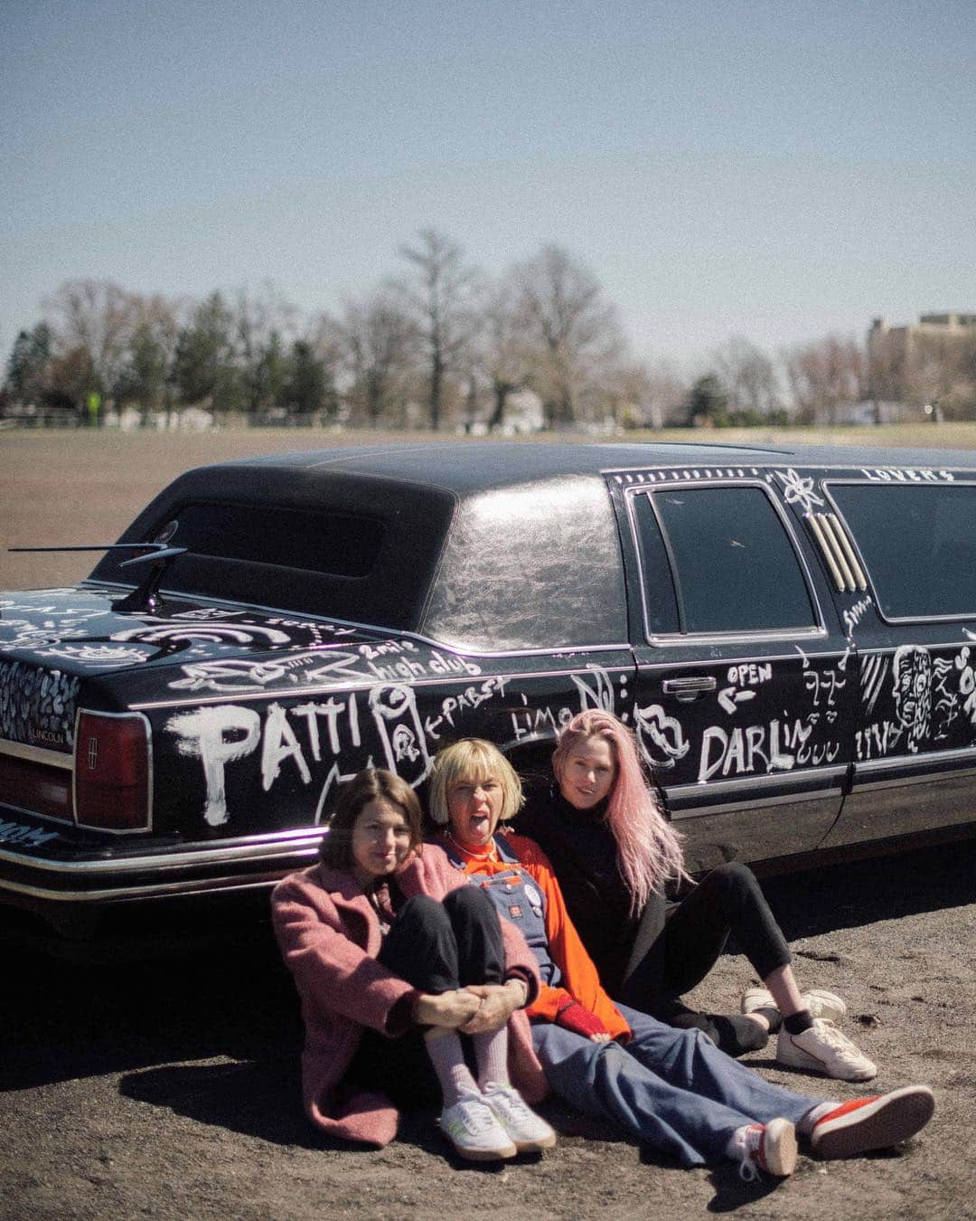 ローラ・エンバーさんのインスタグラム写真 - (ローラ・エンバーInstagram)「We bought a limo (and painted it) 👽👽👽Just a regular road trip with @pattipeople @noravexplora @jaleesavincent - now to try find wavessss」3月28日 6時16分 - lauraenever