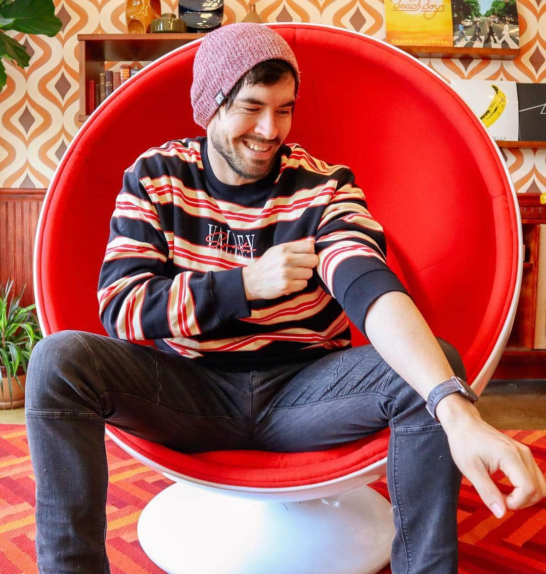 German Garmendiaさんのインスタグラム写真 - (German GarmendiaInstagram)「Un chico con su silla roja ❤️ Rojo pasión oyeeee!!」3月28日 6時21分 - germangarmendia