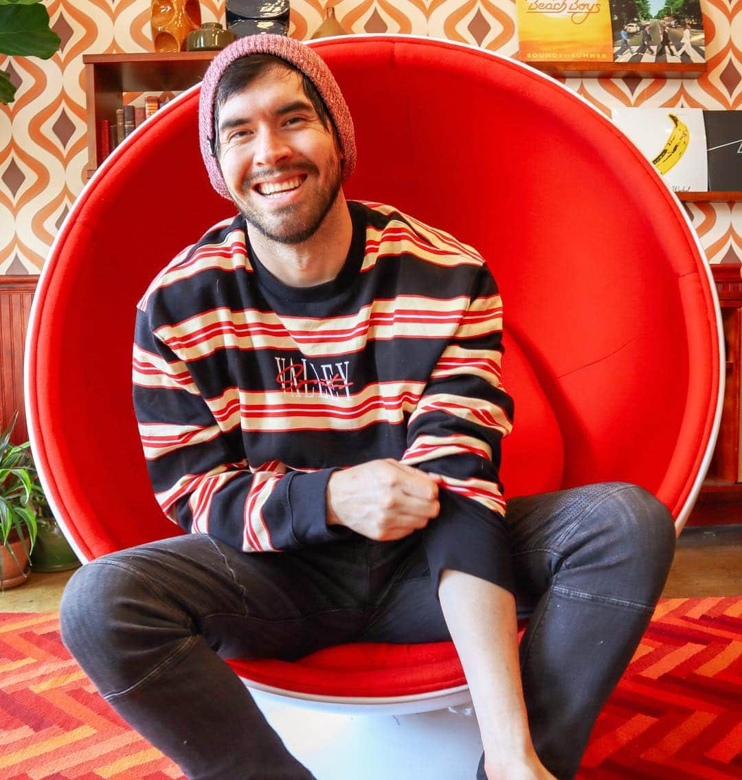 German Garmendiaさんのインスタグラム写真 - (German GarmendiaInstagram)「Un chico con su silla roja ❤️ Rojo pasión oyeeee!!」3月28日 6時21分 - germangarmendia