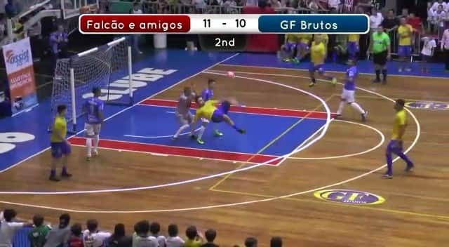 アレッサンドロ・ローザ・ヴィエイラのインスタグラム：「VÍDEO- E teve mais... Gol de bicicleta,passe de pescoço do @adonias ,gol de lambreta de costas etc .  E TEM 👇🏻👇🏻MAIS. #GARÇA E #BOTUCATU .  Sábado em #Garça SP as 19:00 horas .  Pontos de venda - GARÇA - Enéas Sport e Imobiliária Realize .  Domingo em #Botucatu SP as 10:30 horas .  Pontos de venda - Marília - Globo Sports e Kilmo Sports.  Vídeo - @rapidonoar @adonias」