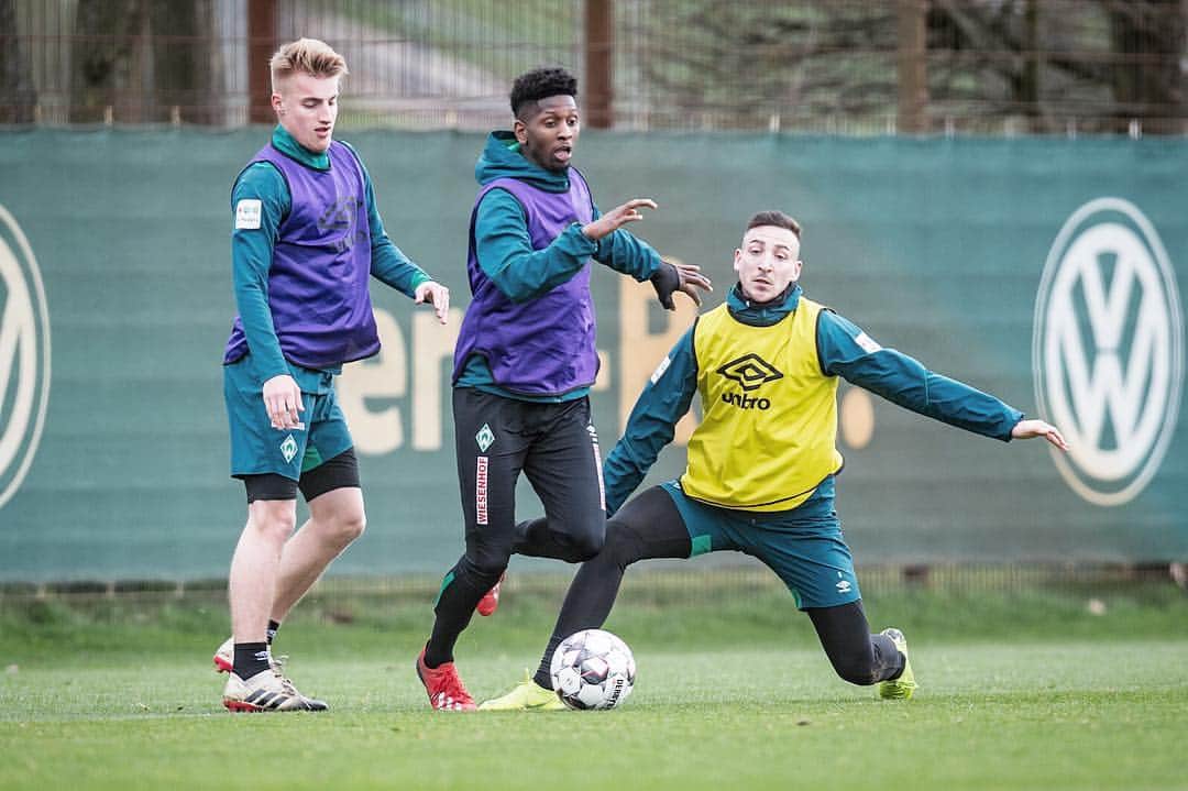 バウバッカー・バリーのインスタグラム：「🚀⚽️#training #nordphoto @werderbremen」