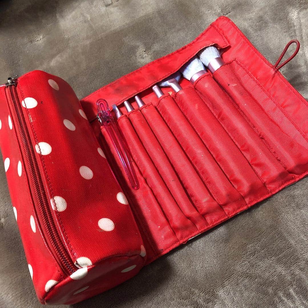 のインスタグラム：「. . みなさんこんにちは！☺️ 美容科1年スタイリストコース 國分夕です！ . 今日は私のメイクポーチの中身を紹介します💄❤️ . ポーチはForever21で購入しました〜ブラシもたくさん入るのでとっても便利です💓 ちなみにブラシセットはWEGO1.3.5で購入しました！ . 中身にはいつもたくさんリップとアイシャドウを持ち歩いてます。毎日違う口元、目元を表現できますよ🥳💜 . ぜひ私のインスタもフォローしていただけると嬉しいです！ @yusan_152 . . . #inst #instagood #instapic #instagram #instalike #instagramer #美容学生 #美容室 #美容学生と繋がりたい #美容学生の休日 #fff #lfl #おしゃれさんと繋がりたい #オシャレさんと繋がりたい #followforfollowback #フォロー返します #likeforlikes #like4likes #東京ビューティーアート専門学校 #メイクポーチ #メイクポーチの中身 #メイクブラシ #wego #forever21」