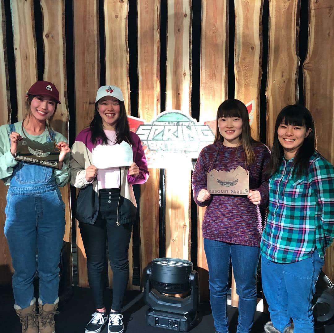藤森由香のインスタグラム：「@absolutpark の大会、スプリングバトルで優勝を頂きました🥇 このコンテストは一昨年から出場し始めて、今回で3回目。今年は沢山の日本人が出場しに来て、より楽しい大会でした！5日間のうちに、スロープスタイルのコースを上から下まで撮影し、ベストランの映像を提出する大会。 こんなフォーマットの大会は他にはなく、また大会期間中毎日Epic Spring Battle News(ESBN)という @jacksonshole が司会を務めるニュースをスタジオで放送し、みんなでその様子も見られるのも魅力の一つ。 最終日はかなり面白い回になって、大爆笑！youtubeのAbsolutpark のチャンネルに載っているので是非見てみてください(1時間程あるけど（笑） ベスト○○賞などもあり、私は優勝の他にベスト540賞、ベストナックル賞にも選ばれました🙏 自分の滑りの動画が手元にないのでアップできませんが、また後々載せたいと思います。 応援ありがとうございました😘 そしてスノーボード女子の1〜4位が日本人という結果に！おめでとう🎉」