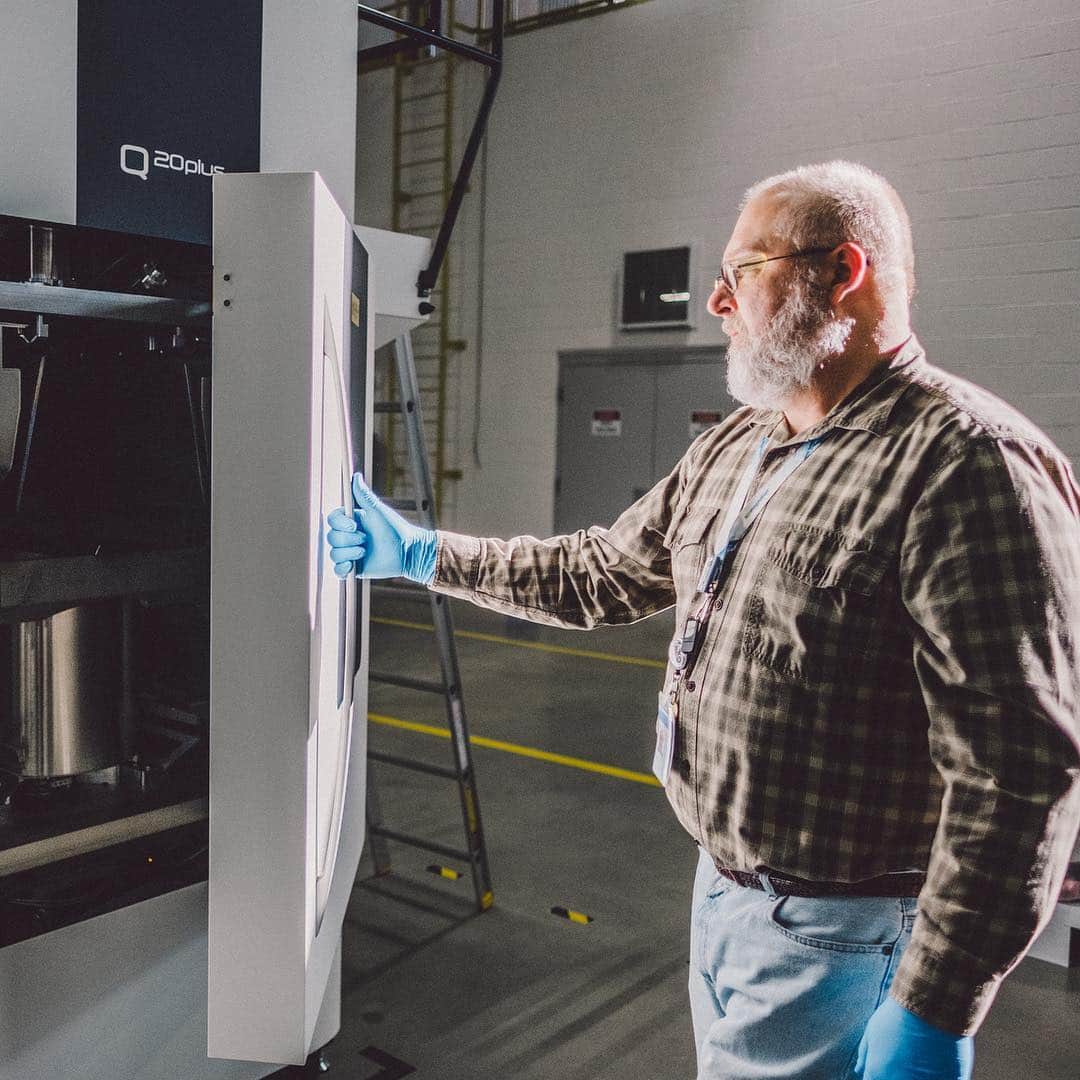 GeneralElectricさんのインスタグラム写真 - (GeneralElectricInstagram)「In a 125,000 sq. foot building outside of Pittsburgh, PA, you’ll find a group of dedicated GE employees working on the future of manufacturing. The @GEAdditive Customer Experience Center is chock-full of cutting-edge machines—like Electron Beam Melting (EBM) printers—that build parts up from metal alloy powder. Bryan Bossong, Jessica Gonzalez, and Ed (G) Rowley (first photo) are part of the team responsible for managing parts from computer design to machine delivery. These new lean processes allow us to create complex parts faster and with less waste. Efficiency FTW.  #additivemanufacturing #3Dprinting #manufacturing 📸: @ilitchpeters」3月28日 6時35分 - generalelectric