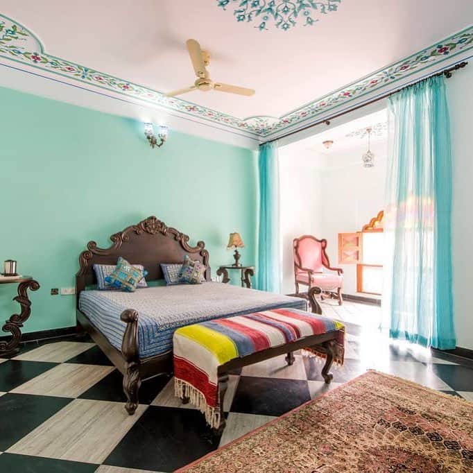 Airbnbさんのインスタグラム写真 - (AirbnbInstagram)「This room in a traditional haveli (townhouse) gives you a taste of Shekhawati heritage near the heart of the city. Get lost among the seemingly endless stretches of fabric and jewelry of Johari Bazaar or take a day trip to Amer Fort. After dinner on your regal terrace, head to the opulent Raj Mandir Cinema, which provides a show in itself before the movie even starts.」3月28日 6時43分 - airbnb