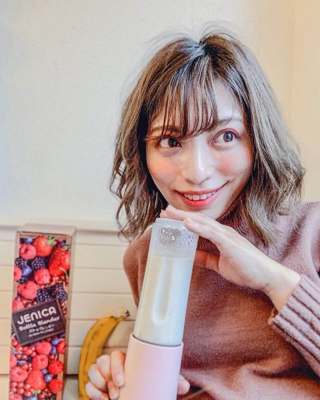 和希詩織さんのインスタグラム写真 - (和希詩織Instagram)「🍌🥛🐄#bananamilk #mixer #donkihote . . おはよう🌞 動画も見てね👉👉👉👉🎥 小さいバックにすっぽり入るサイズで毎日🙆‍♀️ . . ついに和希家に#オシャレ #家電 が😍 小さくて#レトロ 可愛い#ボトルブレンダー 👏 押すだけ毎朝バナナミルク幸せ🙆‍♀️❤️ . . 実はこの子 去年から会議している#ドンキホーテ @donki_jp さんと 新商品開発中の#キッチングッズ の 自社ブランドの家電 『 #ジェニカ 』のミキサーなの！ . . ほかのピンクの統一感がたまらないでしょ😍 #ハンドブレンダー #フードプロセッサー #ミキサー すさまじい#女子力アップ 👏 . . #新生活 に揃えたくなるキッチン家電だね😋 パッケージの箱まで可愛いから プレゼントにもオススメよ🎁🎁 . . . #ドンキ さんとのコラボ商品もぞくぞく世に出て行くからすごい楽しみ 4月以降ドンキ見に行ってみて🙆‍♀️❤️ 形になるってすごい嬉しいことやな😑❤️ . . . . . #キッチンインテリア #インテリア#バナナミルク#うまし#幸せの食卓部 #デリスタグラマー #くっきんぐらむ #新生活準備 #新生活#一人暮らし#独り暮らし#キッチン#家電#可愛い雑貨#インテリア雑貨  #プチプラ」3月28日 6時49分 - kazukishiori