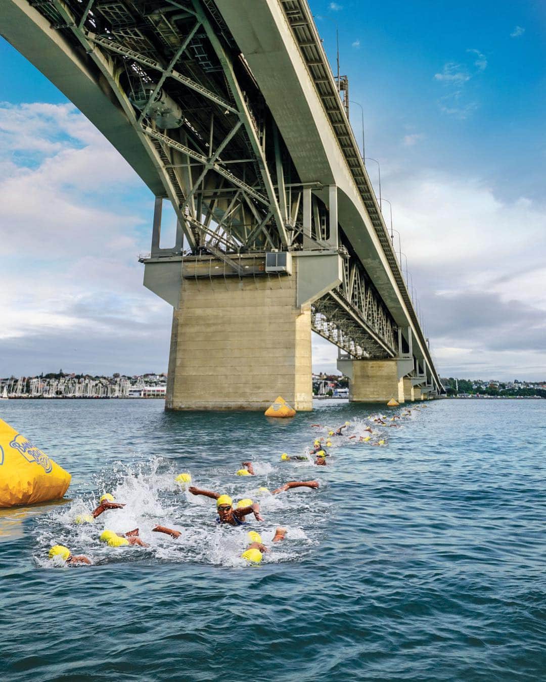 ローレン・ボイルのインスタグラム：「New Zealand Ocean Swim Series is coming to the city’s door step ‪on 6 April‬ when Harcourts Cooper & Co SWIM THE BRIDGE kicks off. This will be an adventure! I’m really looking forward to taking part in my first swimming race in a long while #notacomeback ‘Swim the Bridge’ is a first in open water swimming - cross the Harbour directly underneath the Harbour Bridge. It’s a chance to get out of the pool and into the open to see the city from a unique perspective over a 1km or 2km course.  Happy to answer any questions relating to open water swimming! DM me if you have any! I’ll be there ‪Sat‬urday week along with a few training buddies I swim with before work to keep fit and happy 😊 Come and say hi!」