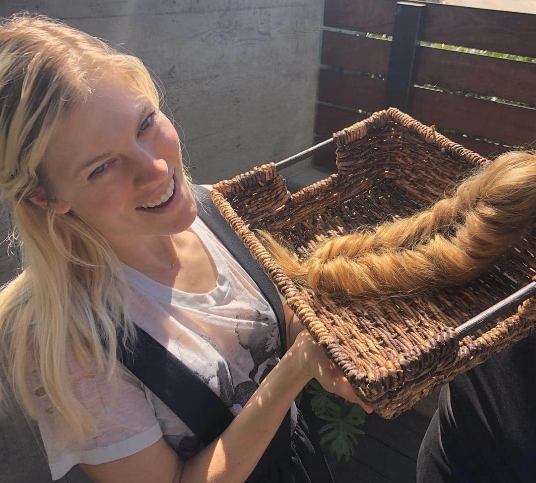 Anna Lylesさんのインスタグラム写真 - (Anna LylesInstagram)「Braiding/ baking?👩‍🍳 @lexajoypeters 🏅📸 @nathanhejl #work #fishtail #baguette」3月28日 7時02分 - annag0ts