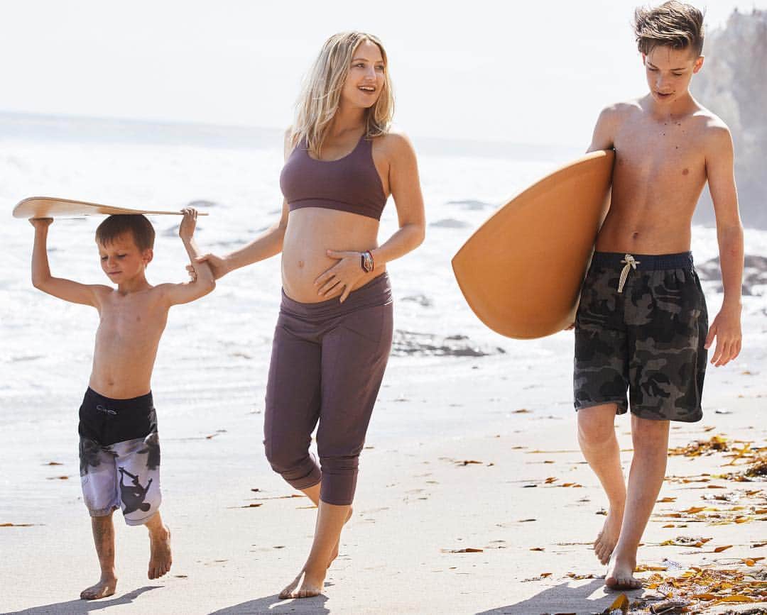Just Jaredさんのインスタグラム写真 - (Just JaredInstagram)「@katehudson shares a throwback family photo with sons Bingham and Ryder for the launch of her new @fabletics maternity line! #KateHudson Photo: Fabletics」3月28日 7時03分 - justjared