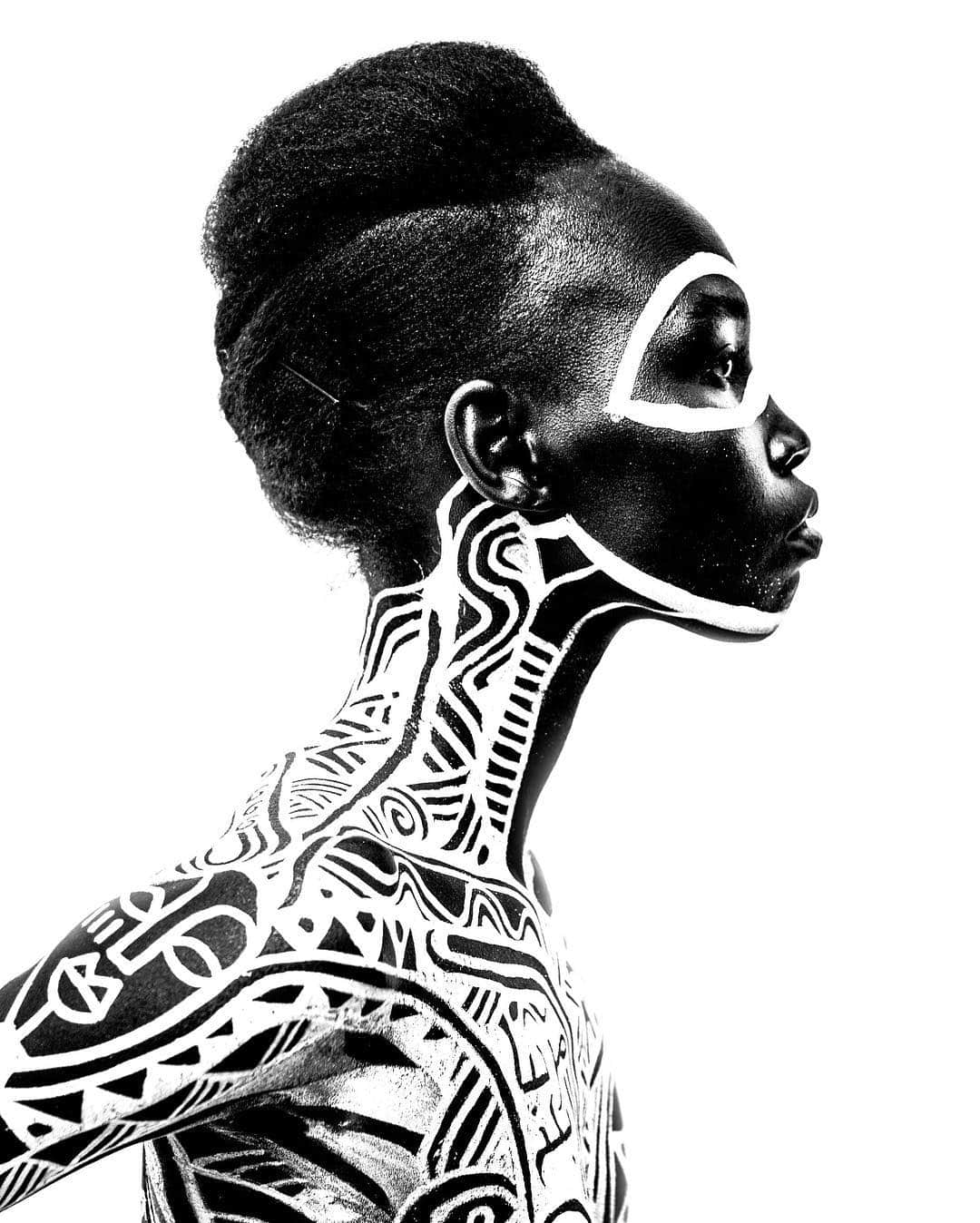 TED Talksのインスタグラム：「Artist Laolu Senbanjo uses skin as a canvas. He was inspired by his grandmother’s tattoos, which are beautiful lines and symbols from Yoruba mythology. He calls his project “The Sacred Art of the Ori” — a reference to the word “Ori,” meaning ‘your soul’ in Yoruba mythology. “Only when you tap into your Ori, then you can actually move mountains,” @laolunyc says. Watch his #TEDTalk at go.ted.com/sacredart.  Photo courtesy of Laolu Senbanjo」