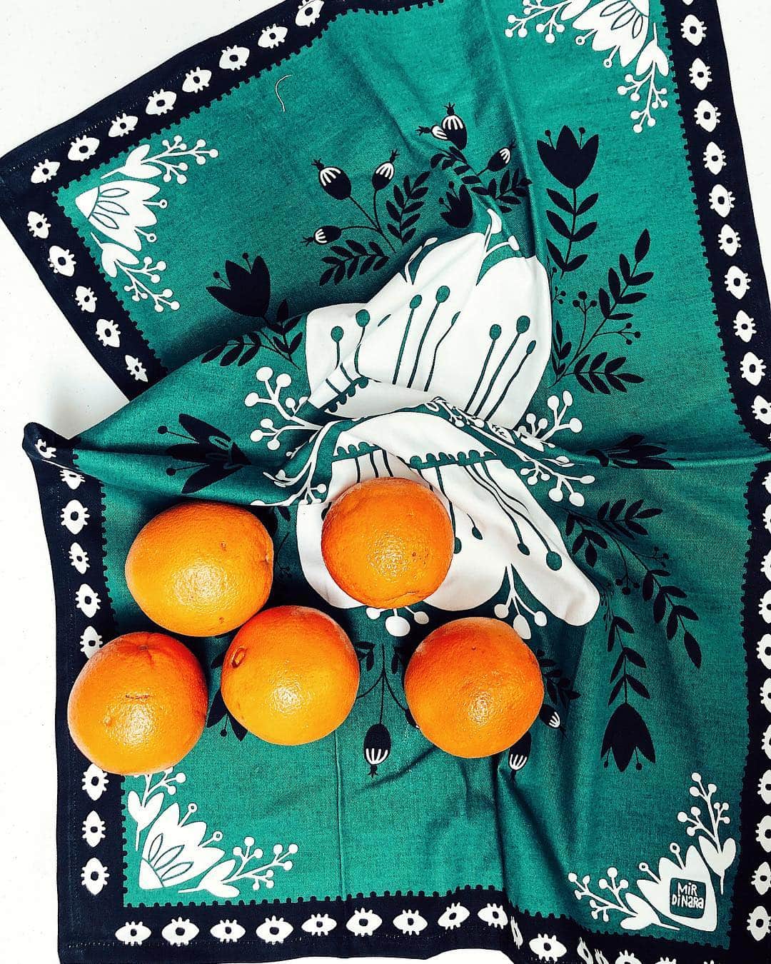 Dinara Mirtalipovaのインスタグラム：「Oh yes, just wanted to remind you, we are still running a spring promo 25%off on towels, which is ending on March 31. 👉www.mirdinara.com #mirdinarakitchen」