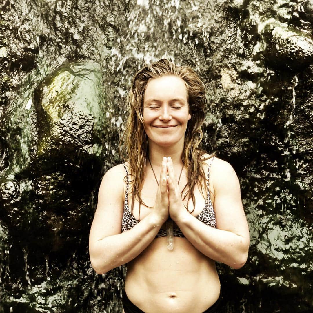 ジェイミー・アンダーソンのインスタグラム：「Thankful to say the least. 🙏 Feeling thankful for the simple things brings so much peace everyday. Heath, happiness, food, friends, family... What are you thankful for today? Comment below 😘✨ #gratitude」