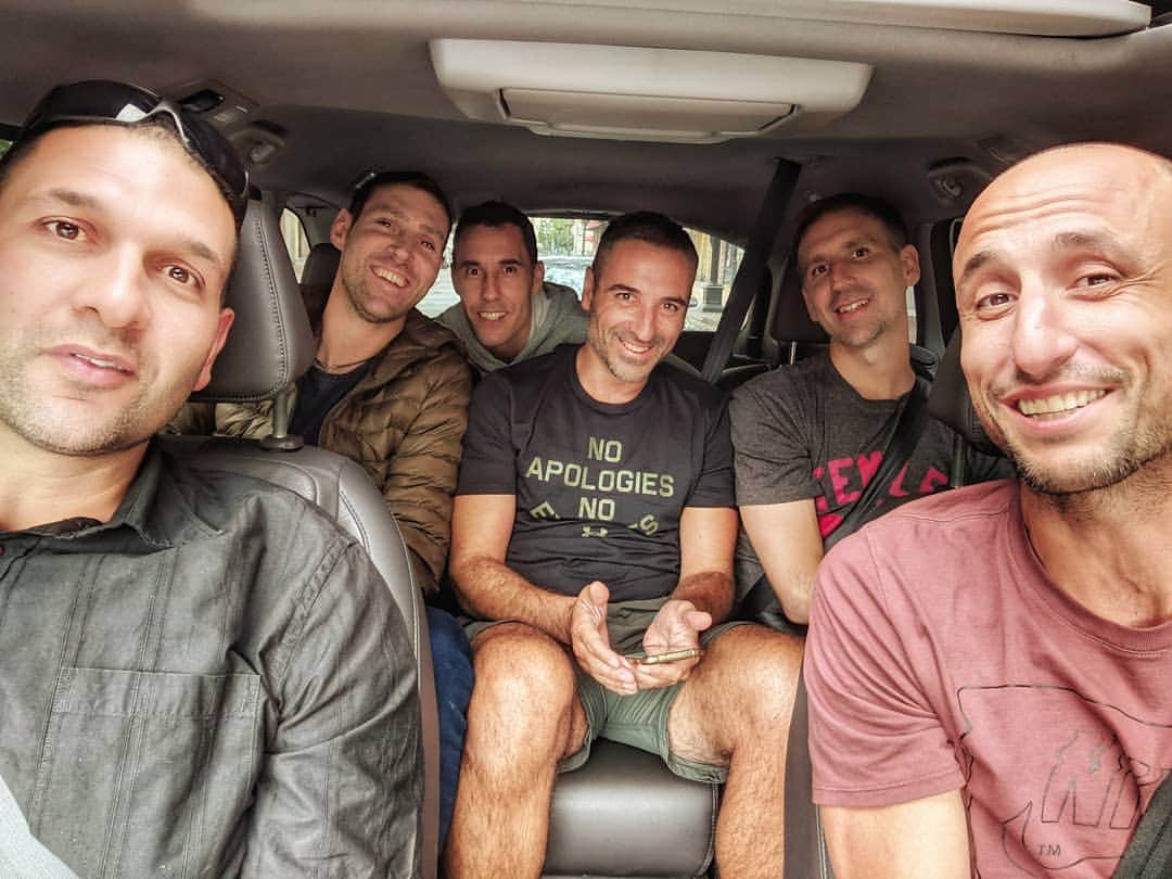 マヌ・ジノビリのインスタグラム：「🇺🇲It's awesome to have so many great friends around in a moment like this! 🇦🇷Qué placer es estar tan bien acompañado en un momento como este! Gracias amiguitos (y todos los otros que están bien cerquita, acá y allá! 🙏)」