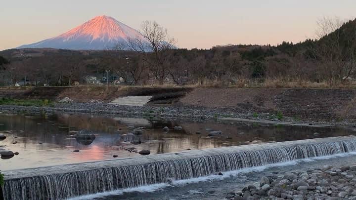 phantastic420のインスタグラム：「. 🤩🤩“Shizuoka” prefecture in Japan is a place where you can see the most “phantastic” Mt. Fuji🗻 in the world.🤩 #富士山 #mtfuji #japan #shizuoka #fujinomiya  #phantastic420photography #mostphantasticmtfuji #selamatpagi  #goodmorning  #おはようございます 😇😇😇😇😇😇😇🗻😇😇」