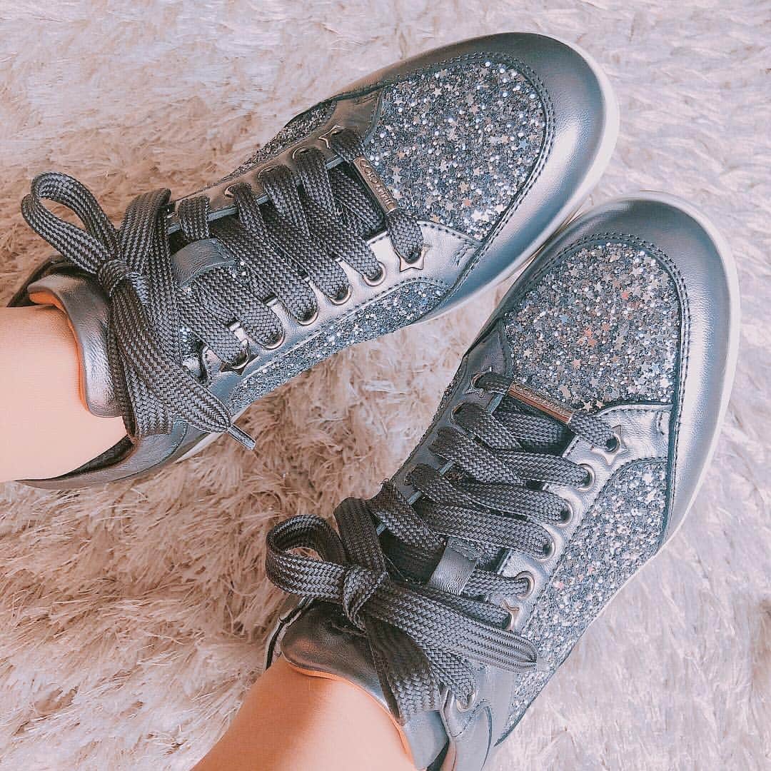 YU-RIのインスタグラム：「先月から履き倒してるスニーカー👟 今年のトレンドはキラキラ🌟 ミーハーだからキラキラ買ってみた✨ #jimmychoo #star #gritter #shoes」