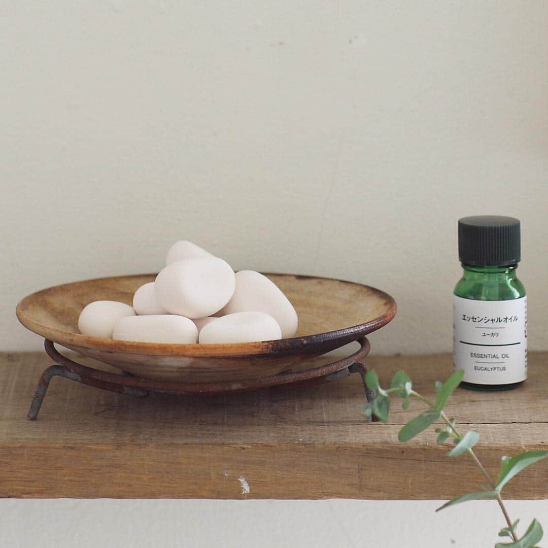 MUJI USAさんのインスタグラム写真 - (MUJI USAInstagram)「A different way to disperse scents of Essential Oils in your home. Simply place our Unglazed Stones on a porcelain tray and add a few drops of essential oil to relax. #muji #mujiusa #aroma #relax #home」3月28日 7時11分 - mujiusa