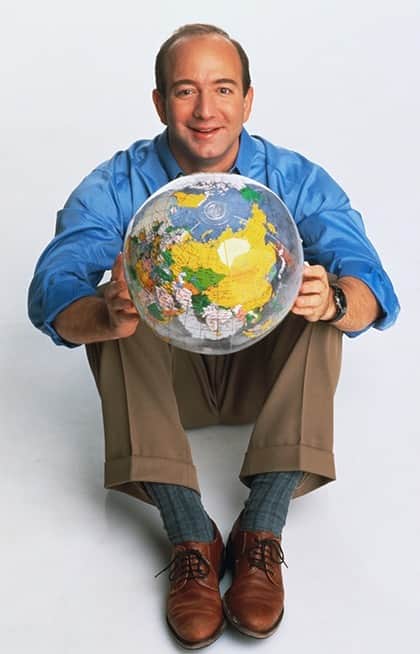 のインスタグラム：「While some people were worried about the end of the world and low-rise jeans in 1999, Jeff Bezos was busy building an empire. He shared his ambitious vision for Amazon with CNBC in this interview back in 1999. Bezos made clear the company’s focus was on “great customer service” and discussed his real estate strategy.  Bezos said: “There’s no guarantee that Amazon.com can be a successful company. What we’re trying to do is very complicated.” He added, “Scale is important to us and we’re going to go after that kind of scale.” #JeffBezos #Amazon #Dotcom #1999 #CNBCclassics #Success #Retail #business #History #Internet #Ecommerce #CNBC」