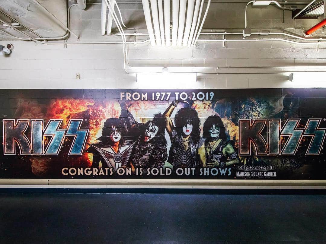 KISSさんのインスタグラム写真 - (KISSInstagram)「4 decades and 15 sold out shows later... NEW YORK CITY LET’S DO THIS ONE LAST TIME 🤟」3月28日 7時06分 - kissonline