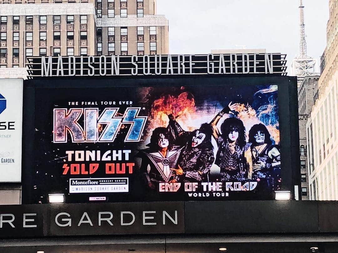 KISSさんのインスタグラム写真 - (KISSInstagram)「4 decades and 15 sold out shows later... NEW YORK CITY LET’S DO THIS ONE LAST TIME 🤟」3月28日 7時06分 - kissonline