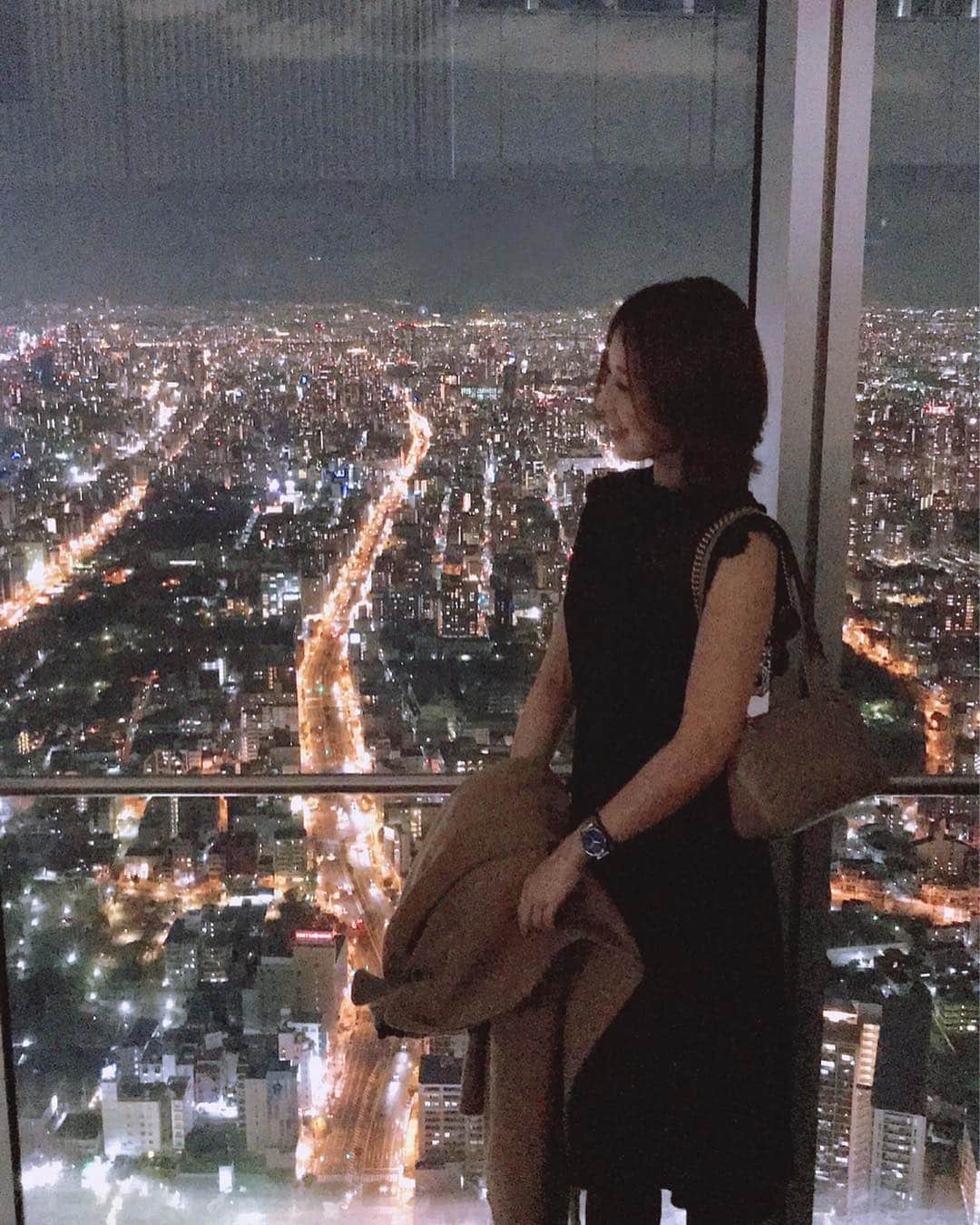 宮田綾子さんのインスタグラム写真 - (宮田綾子Instagram)「ハイヒールLOVERS Ayako⁑  大阪の夜景🌃 こんなにすごいって初めて知った✨感動✨ iPhoneのカメラでは撮るの難しい〜  ___________________★ ___________________﻿﻿﻿﻿ インスタコンサルティング受付中 詳細は【 @ayako__miyata 】URLよりご覧ください ﻿﻿﻿﻿. 3/31(日)14:00 恵比寿三越モードエジャコモ イベント👠 ___________________★ __________________  #ハイヒールLOVERS #宮田綾子 #あべのハルカス #ハルカス #ハルカス展望台 #ハルカス300 #あべのハルカス展望台 #夜景 #夜景倶楽部 #夜空 #大阪 #大阪旅行 #大阪観光 #大阪夜景 #夜景綺麗 #阿倍野ハルカス #阿倍野展望台 #citylights #osakatrip #osakajapan #japanphoto #インスタ映えスポット #映えスポット #夜景ら部 #osaka #展望台」3月28日 7時07分 - ayako__miyata