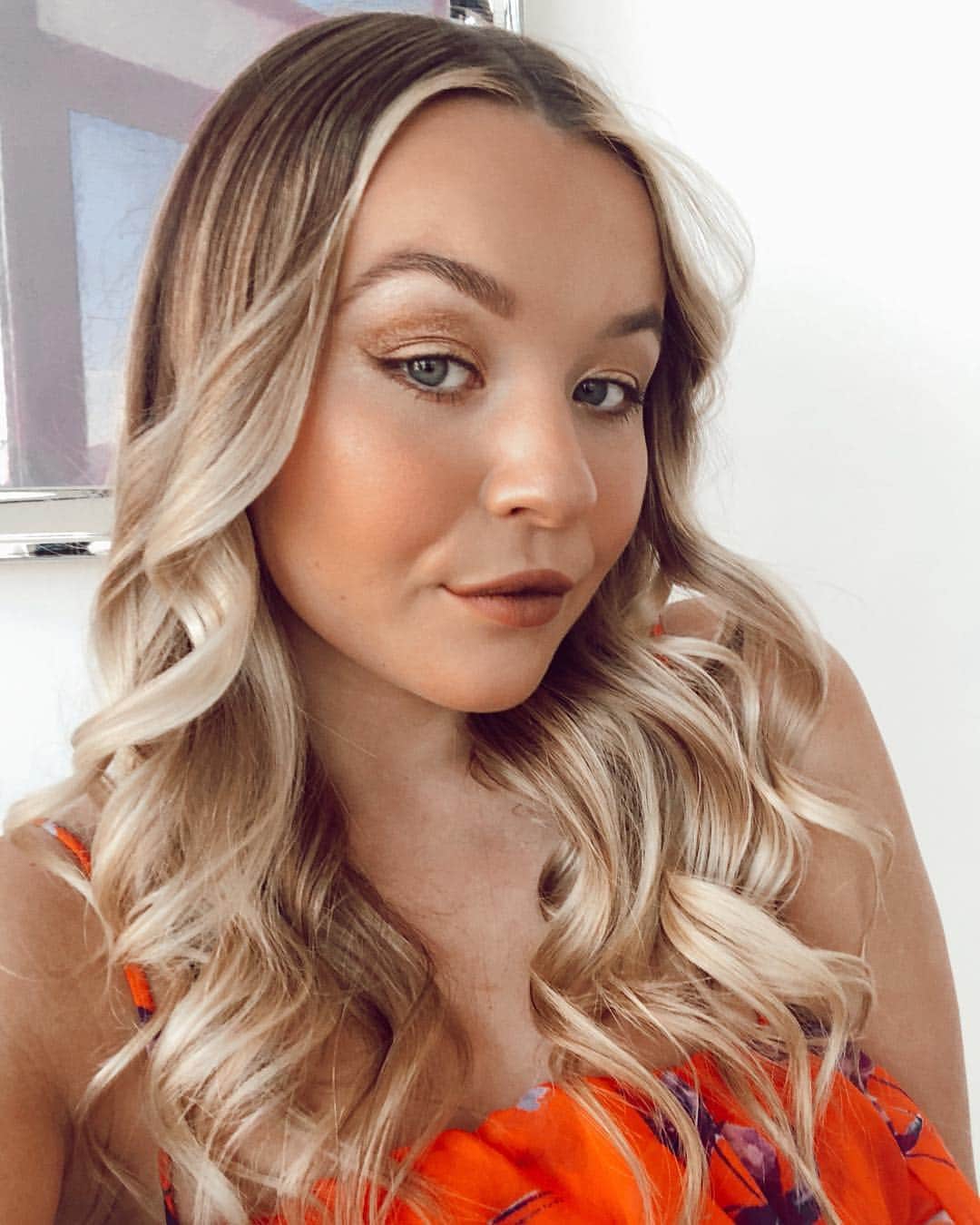 トーリ・ウェブスターのインスタグラム：「Today’s makeup look! ⭐️Tried the *NEW* @toofaced Peach Puff long wear + lightweight matte lipstick with SuperCoverage concealer. There are 12 new shades in the collection, but these 3 are my absolute fave! 💕 These products have easy applicators, and make for a natural + superperfecting finish! 👀Wearing shade Brunchin’ on my lips, and shade Porcelain for my concealer! #tfpeachesandcream #tfbornthisway #ad」