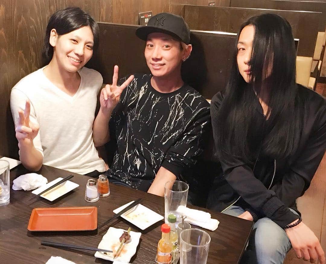 のインスタグラム：「昨晩は進藤 渉(@RUCO_inc)・レイ(‪@ray_symphonyno0)と一緒に呑んでおりました☆ 進藤くんとは1ヶ月ぶり、レイとはホンマ久々にゆっくり話せて楽しかった！ 2人からストイックな生き様を学ばせて貰い大いなる刺激♪  今日も朝から頑張るぞい‼︎ #靖乃 #進藤渉 #RUCO_inc #レイ #Symphony_No_0」