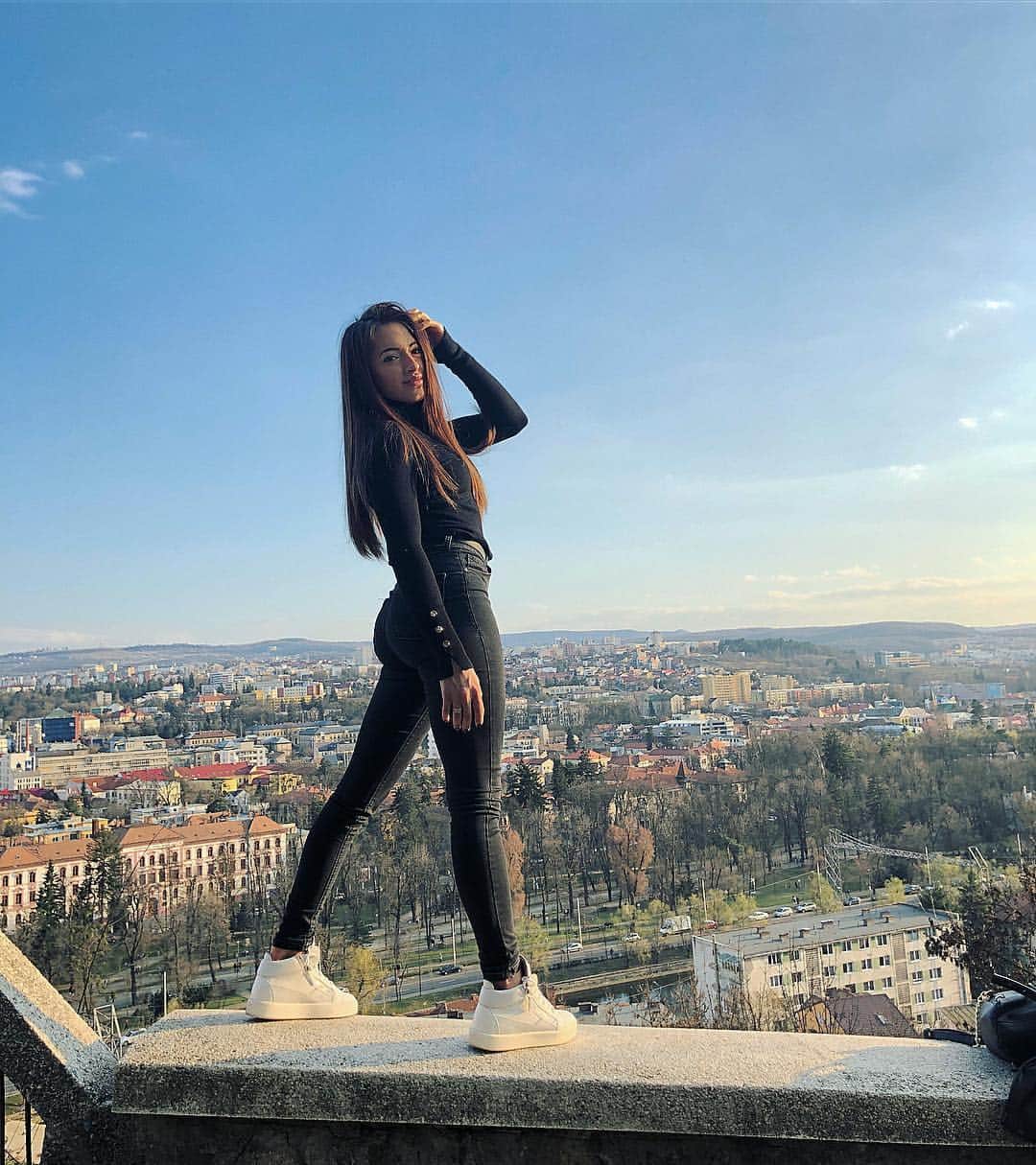 ラリサ・ヨルダケのインスタグラム：「"I just want to have a completely adventurous, passionate, weird life." 🧚🏼‍♀️」