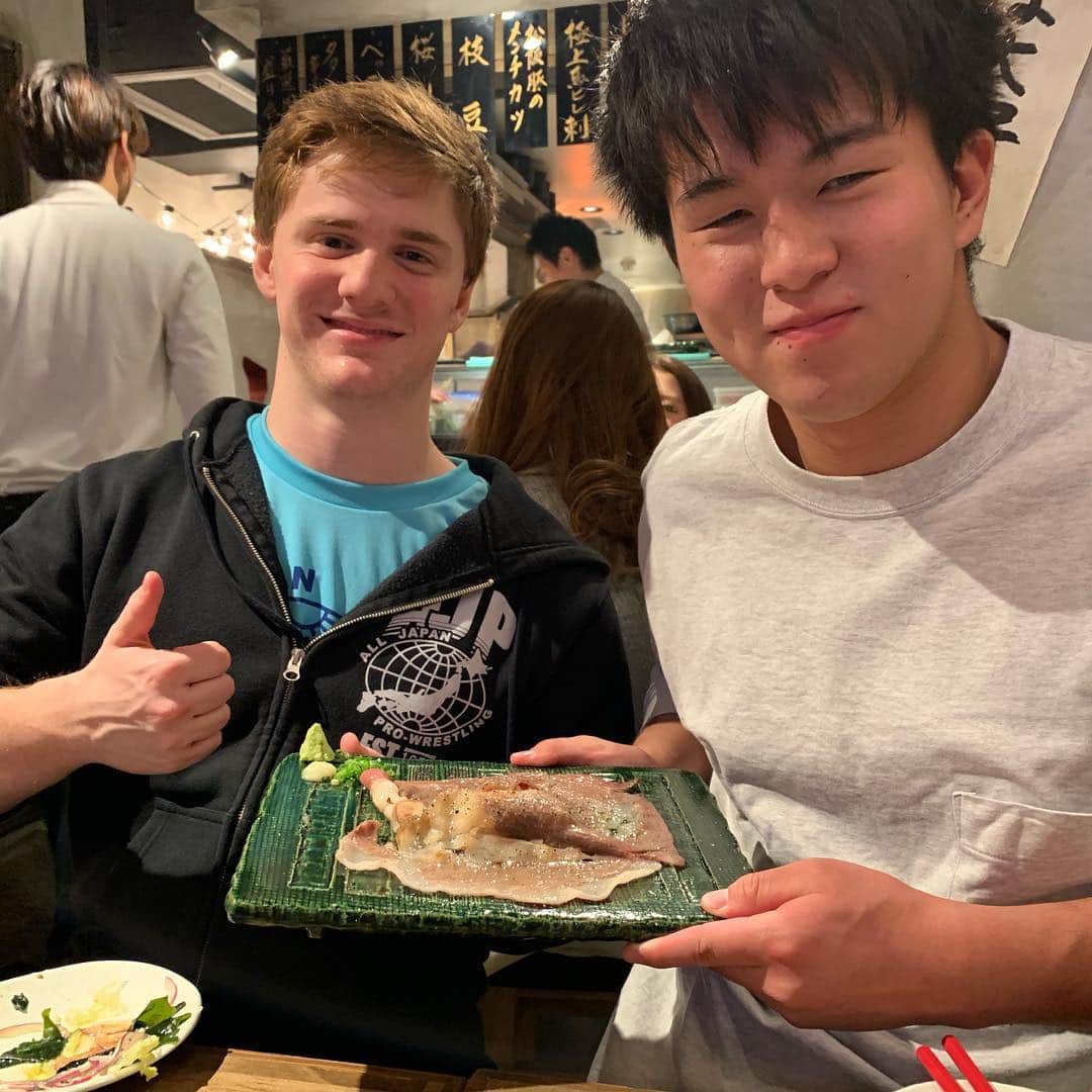 秋山準のインスタグラム：「4月2日にイタリアに帰るアキラと亮生と肉寿司。」
