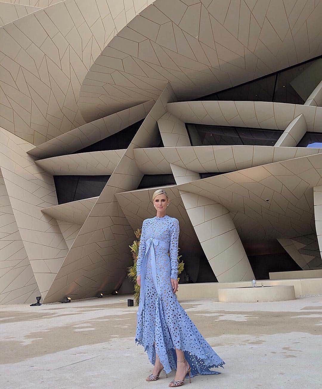 オスカーデラレンタさんのインスタグラム写真 - (オスカーデラレンタInstagram)「@NickyHilton is a dream wearing our #odlrresort2019 cornflower silk georgette embroidered dress at the opening of the National Museum of Qatar.」3月28日 7時16分 - oscardelarenta