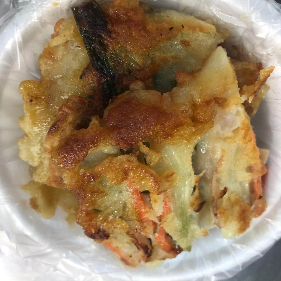 イルマニアさんのインスタグラム写真 - (イルマニアInstagram)「1日目は明洞や東大門で焼肉やら屋台やら飯食べまくった🍖🔥 レバ刺しとユッケが韓国では合法なのでここぞとばかりに食べましたよ😎🍖♥️ ・ ・ 東大門で服屋さんたくさん見て歩き疲れたのでマッサージ受けたりして無駄のないいい時間過ごせたわぁ〜❤️ ・ カムサハムニダ🙏 ・ #イルマニア#mcma#マッサージ#焼肉#韓牛#レバ刺し#ユッケ#seoul#韓国#korea#屋台#トッポギ#supreme#偽物#多すぎ#明洞」3月28日 7時17分 - mcma0821