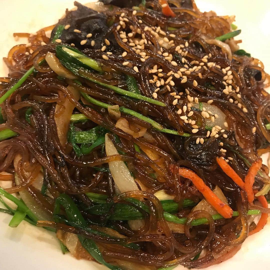 イルマニアさんのインスタグラム写真 - (イルマニアInstagram)「1日目は明洞や東大門で焼肉やら屋台やら飯食べまくった🍖🔥 レバ刺しとユッケが韓国では合法なのでここぞとばかりに食べましたよ😎🍖♥️ ・ ・ 東大門で服屋さんたくさん見て歩き疲れたのでマッサージ受けたりして無駄のないいい時間過ごせたわぁ〜❤️ ・ カムサハムニダ🙏 ・ #イルマニア#mcma#マッサージ#焼肉#韓牛#レバ刺し#ユッケ#seoul#韓国#korea#屋台#トッポギ#supreme#偽物#多すぎ#明洞」3月28日 7時17分 - mcma0821