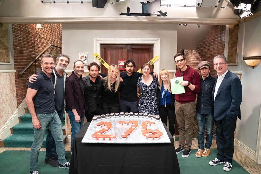 CBSさんのインスタグラム写真 - (CBSInstagram)「Today marks a BIG television milestone! 📺 The #BigBangTheory is officially televisions longest running multi-camera comedy EVER! (exceeding Cheers’ previous record of 275) @bigbangtheory_cbs」3月28日 7時18分 - cbstv