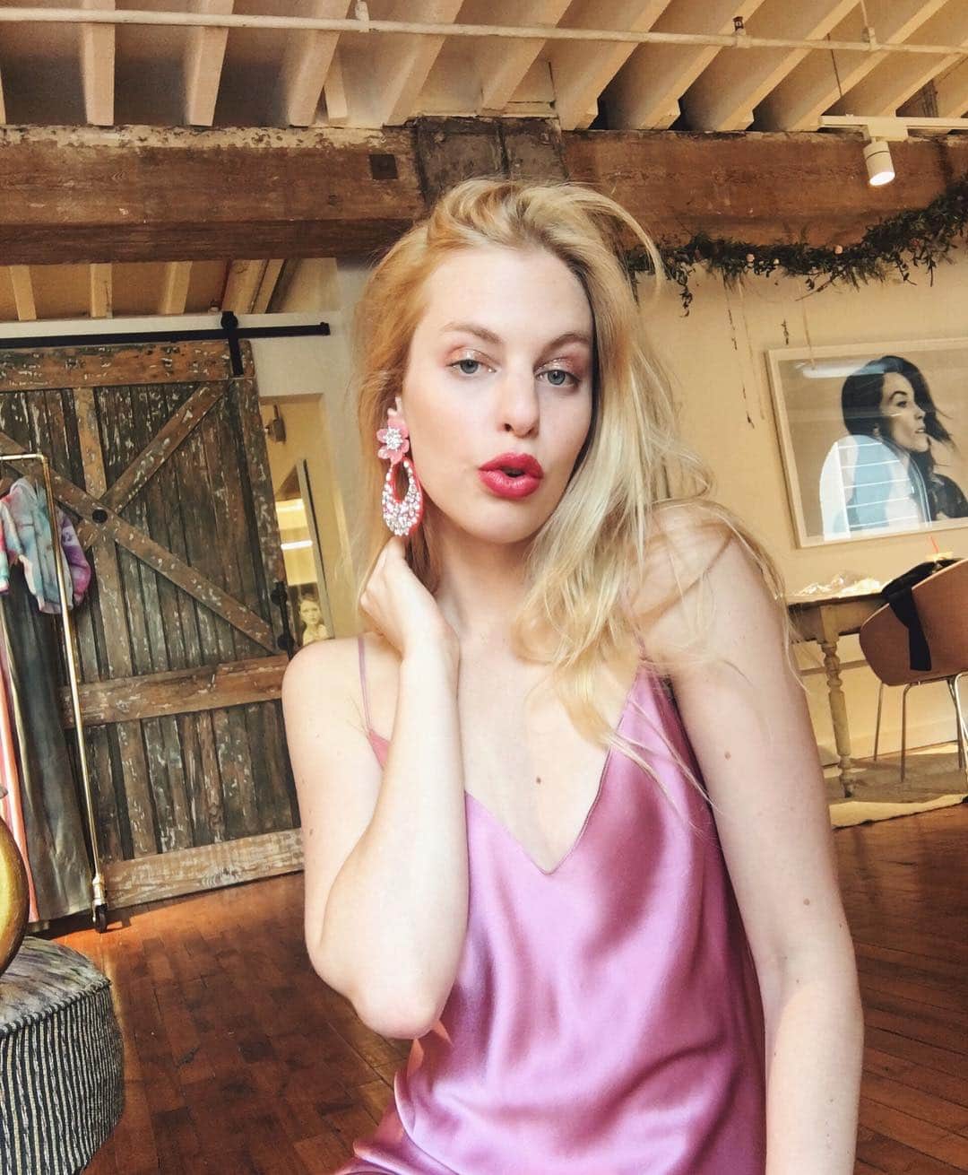 のインスタグラム：「I’m sorry darling, you called? 🌸💋 @amandaaamus in the NEW Blossom earrings and Mauve slip • Tap to shop」