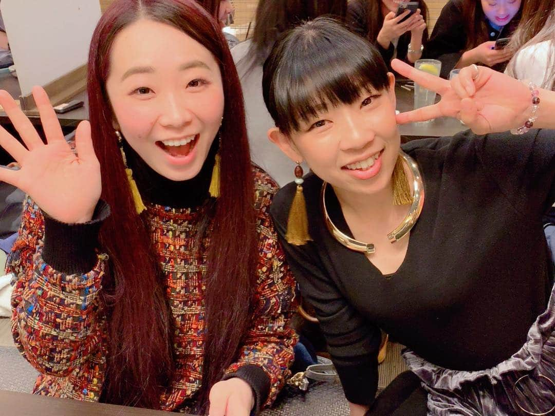 Miki Hirookaさんのインスタグラム写真 - (Miki HirookaInstagram)「ひっさしぶりのNSM飲み会🤣🍻 とりあえず最近の出来事喋り倒して食べて飲んで、1軒目じゃ足りへんから2軒目でも喋り倒し、 後ろの合コンしてる大学生にイラついてるさきちゃんはただの僻みやし🤣、私ならこのメンツじゃ持ち帰られへんわーてドヤ顔でゆうてたけど誰も持ち帰るゆうてへんし、とりあえずさきちゃんに彼氏与えてあげてください🙏🤣❤️笑笑 なんせボインです！綺麗です優しいです楽しいです！ただ、噛み癖と早口と世話し過ぎ問題が難点となっております‼️笑 良い人いたら連絡ください🤪🤪🤪 って冗談も言いながら、みんなそれぞれ忙しいけどこうして集まってどーでも良い話まで喋って飲んで出来ることがめっちゃ幸せ☺️✨ また集まろー😆😆😆 #NSM #15年くらい前に組んでたチーム名 #NozomiSakiMikiの略 #またなんかやりたい #今更なんかやりたいw #あだ名はボインと親分 #全員方向音痴 #全員人任せ #が集まると店に辿り着かない問題 #徒歩5分の場所 #気づいたら30分 #遠回りにも程あるやろ #それでも #散歩散歩っ #ポジティブ #姉さん達は無茶ぶり癖強め #待ち合わせでも #見つけてるのに写真撮って遊ばれ #LINEで #着いたで #ちょっと、逆立ちしてや #とか打ってくるし怖い #パワハラ #wsも来てくれるなら事前に連絡してゆうてんのに #フル無視 #パワハラ」3月28日 18時09分 - miki_hirooka