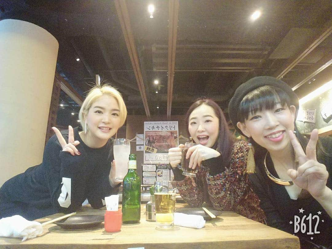 Miki Hirookaさんのインスタグラム写真 - (Miki HirookaInstagram)「ひっさしぶりのNSM飲み会🤣🍻 とりあえず最近の出来事喋り倒して食べて飲んで、1軒目じゃ足りへんから2軒目でも喋り倒し、 後ろの合コンしてる大学生にイラついてるさきちゃんはただの僻みやし🤣、私ならこのメンツじゃ持ち帰られへんわーてドヤ顔でゆうてたけど誰も持ち帰るゆうてへんし、とりあえずさきちゃんに彼氏与えてあげてください🙏🤣❤️笑笑 なんせボインです！綺麗です優しいです楽しいです！ただ、噛み癖と早口と世話し過ぎ問題が難点となっております‼️笑 良い人いたら連絡ください🤪🤪🤪 って冗談も言いながら、みんなそれぞれ忙しいけどこうして集まってどーでも良い話まで喋って飲んで出来ることがめっちゃ幸せ☺️✨ また集まろー😆😆😆 #NSM #15年くらい前に組んでたチーム名 #NozomiSakiMikiの略 #またなんかやりたい #今更なんかやりたいw #あだ名はボインと親分 #全員方向音痴 #全員人任せ #が集まると店に辿り着かない問題 #徒歩5分の場所 #気づいたら30分 #遠回りにも程あるやろ #それでも #散歩散歩っ #ポジティブ #姉さん達は無茶ぶり癖強め #待ち合わせでも #見つけてるのに写真撮って遊ばれ #LINEで #着いたで #ちょっと、逆立ちしてや #とか打ってくるし怖い #パワハラ #wsも来てくれるなら事前に連絡してゆうてんのに #フル無視 #パワハラ」3月28日 18時09分 - miki_hirooka