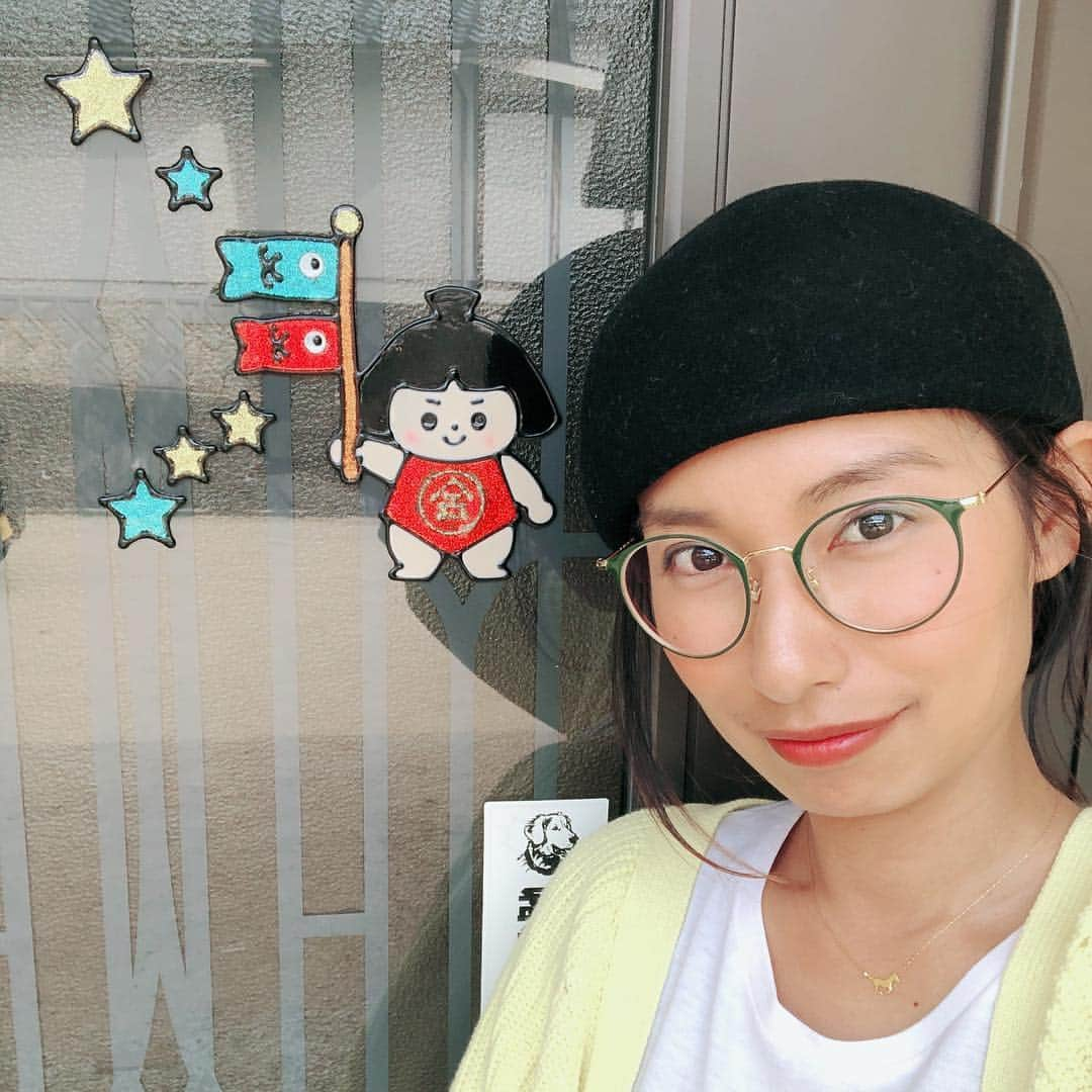 エマ中岡優姫さんのインスタグラム写真 - (エマ中岡優姫Instagram)「今日は五月人形が 届いたよ〜！ 飾るの楽しみ♬ じーちゃんばーちゃん ありがとう😊💕 エママは鯉のぼり 担当だったけど なんだかんだで ちっこいやつでいっか！ ってなったので 80cmのやつにした😂  後は玄関と車に 鯉のぼりステッカー🎏w  サニー坊は今日は BCG💉（ハンコ注射）と 四種混合💉  頑張ったね😢👏 あ〜いつから離乳食始めよう？  食べさせるの楽しみ💕 今日は離乳食用のスプーン 買ってきたよん♬  東京のほうじゃもう 桜咲いとるみたいじゃが うちんとこまだ〜！ 蕾じゃ🌸  どこもかしこも桜だらけじゃけん 綺麗なんじゃろーな💕  #エママ  #五月人形  #兜  #鯉のぼり  #桜  #花見  #bcg予防接種  #四種混合  #baby  #赤ちゃんのいる生活  #5ヶ月baby  #5ヶ月ベビー  #離乳食  #離乳食初期  #離乳食スプーン  #ピジョン  #pigeon  #メガネ女子  #rayban  #息子 にも #レイバンサングラス  買ってあげようっと💕w」3月28日 18時10分 - emma__yun