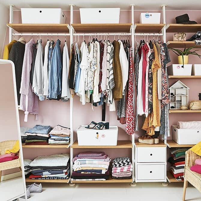 IKEA JAPANさんのインスタグラム写真 - (IKEA JAPANInstagram)「衣替えの季節！洋服選びがもっと簡単に、もっと楽しくなるオリジナル収納を作ってみませんか？﻿ ﻿ 衣類収納のコツは、すべてのものの収納場所を決めること。﻿ 一番取り出しやすい場所に季節の洋服を収納し、季節が変わったら、入れ替えます。﻿ アクセサリーなどの小物類は、バスケットやボックスにまとめて収納✨﻿ 収納の流れは2枚目のスライドでチェック！﻿ ﻿ アイデアの詳細はプロフィールのリンクから。﻿ #イケアアイデア #IKEA #イケア #ikeajapan #ワードローブ #収納 #整理整頓 #洋服 #イケアアイデア_スマート収納」3月28日 18時10分 - ikeajapan
