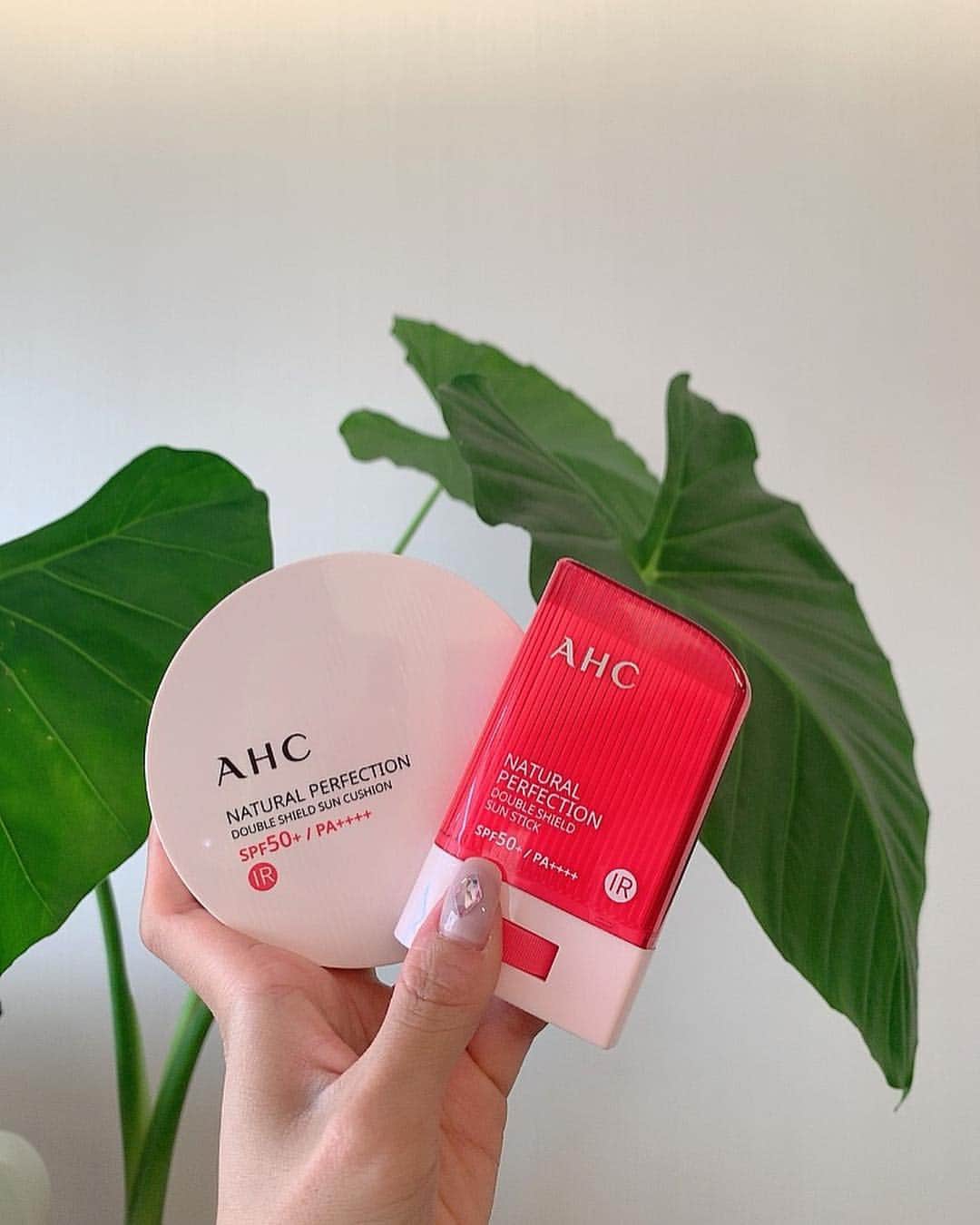 COCO さんのインスタグラム写真 - (COCO Instagram)「Skincare tip! @ahc.official  자외선뿐 아니라 근적외선까지 동시 차단되는 열광자차 AHC 선케어! 열과 빛을 동시에 차단해주고, 여러 번 덧발라도 들뜸 없이 밀착돼서 사용하기에도 편리해요.  이번 봄여름 MUST HAVE 아이템입니다! . Tried out the new #AHC suncare products! The new Natural Perfection Double Shield Sun Stick and Cushion are going to definitely save my skin from the strong sun this coming spring and summer! Bring it on! . . #AHC #에이에이치씨 #AHC선스틱 #AHC선쿠션 #열광자차 #열광스틱 #열광쿠션 #2개의태양 #열광동시차단 #내추럴퍼펙션더블쉴드선스틱 #내추럴퍼펙션더블쉴드선쿠션 #sponsored #AD」3月28日 18時10分 - rilaccoco
