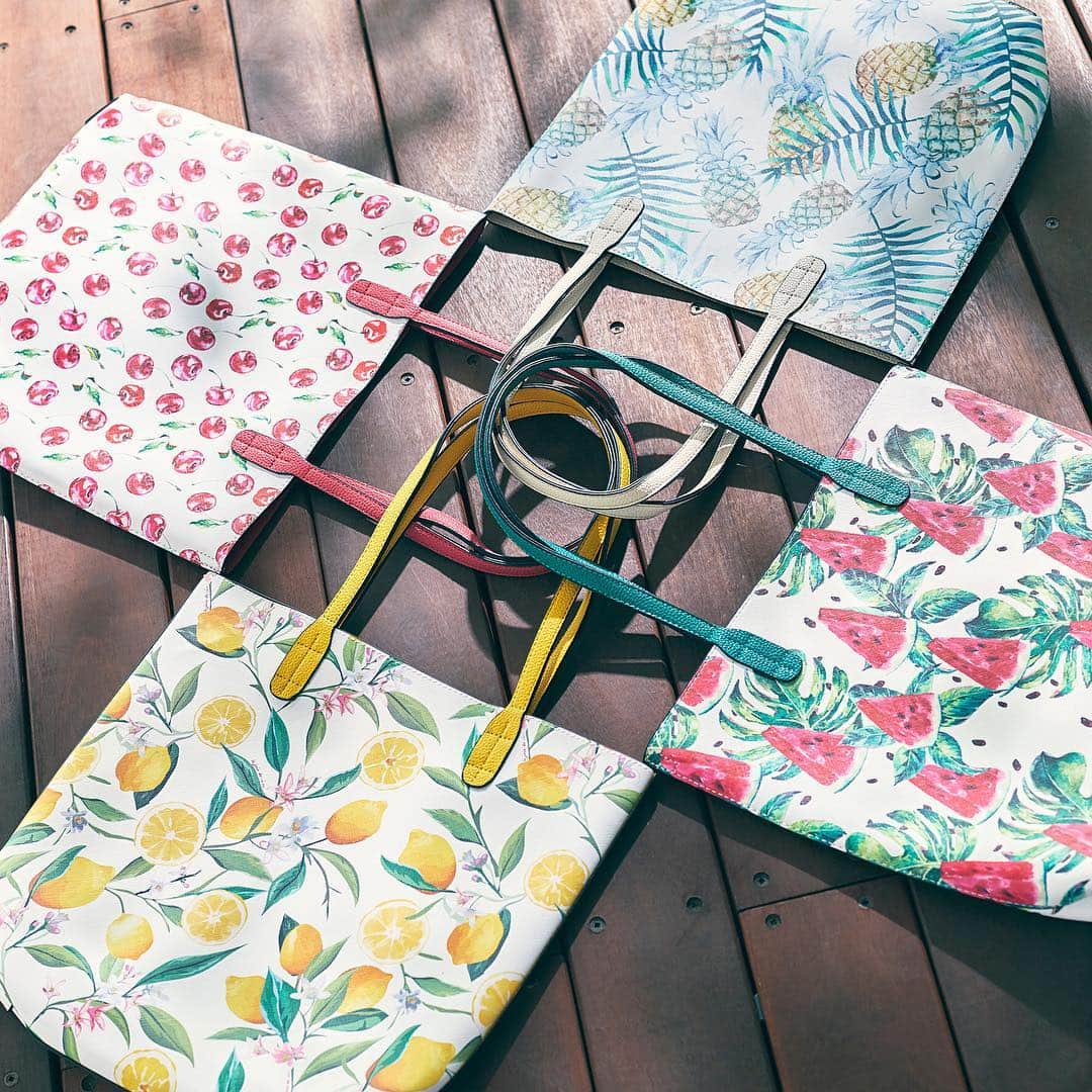 ITS'DEMOさんのインスタグラム写真 - (ITS'DEMOInstagram)「. インパクト抜群🎶 .  フルーツプリントトートが登場🍉🍍🍋 .  リバーシブルなので、裏返しにして無地のトートとして使っても◎ コーデや気分でセレクトして😆 .  フルーツリバーシブルトート (536-16021) ¥2,500+tax . . . #ITSDEMO #イッツデモ #トート #リバーシブルトート #フルーツ柄 #フルーツ #fashion #夏バッグ #バッグ #bag #tote #トートバッグ #プチプラ #初夏 #初夏ファッション #instafasion #プチプラバッグ #さくらんぼ #パイナップル #レモン #スイカ #大人コーデ #カジュアルコーデ」3月28日 18時14分 - itsdemo_official