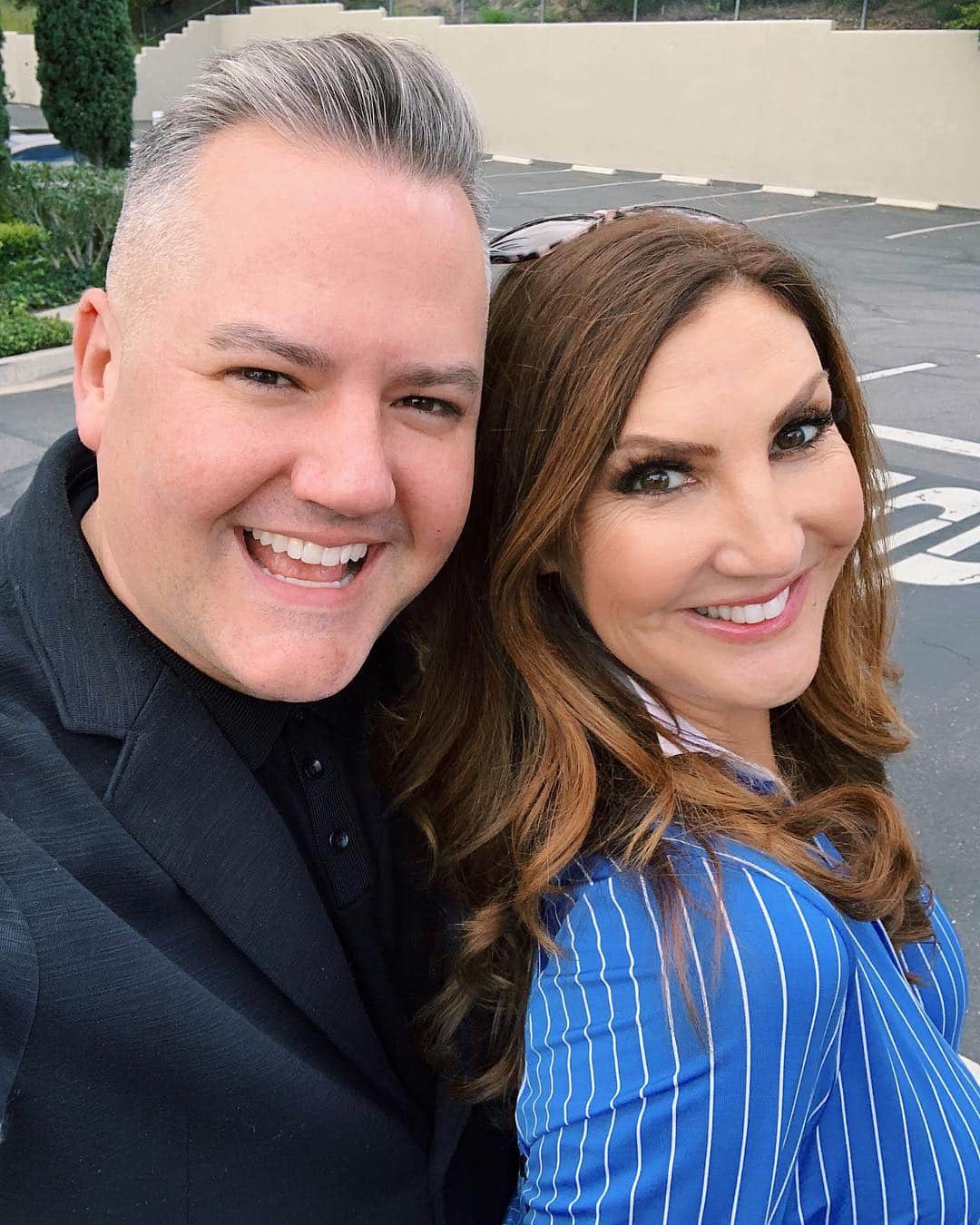 ヘザー・マクドナルドのインスタグラム：「New Juicy Scoop podcast with @helloross is up NOW! We get the scoop on his personal life, the Sex and the City 3 script that he read, his time on The View, the Royal Family, Jussie Smollett, and more! We filmed the whole podcast for YouTube so check out my channel and watch us! Tune in and let me know what you think in the comments. ❤️」
