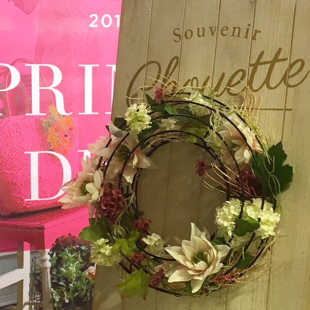 横浜ディスプレイミュージアムのインスタグラム：「． ２Fドライ売り場より新商品のご紹介です！ . wire frame ハートリース 2,040円 wire  frame リースS 1,320円 wire  frame リースM 1,560円  ツタなどを巻き付けるだけで 簡単にリースを作ることができます🌸 グルーやワイヤーを使わなくても リースが作れるため取り外して 季節ごとに使いまわすことも可能です♪  是非お試しください🌟  #横浜ディスプレイミュージアム #株式会社ポピ ー#ディスプレイ#アーティフィシャルフラワー #横浜#フラワーアレンジメント#インテリア雑貨#インテリア#display#yokohama #artficialflower #空間演出#インテリアコーディネート #リース#ワイヤーリース#スプリングアレンジメント」
